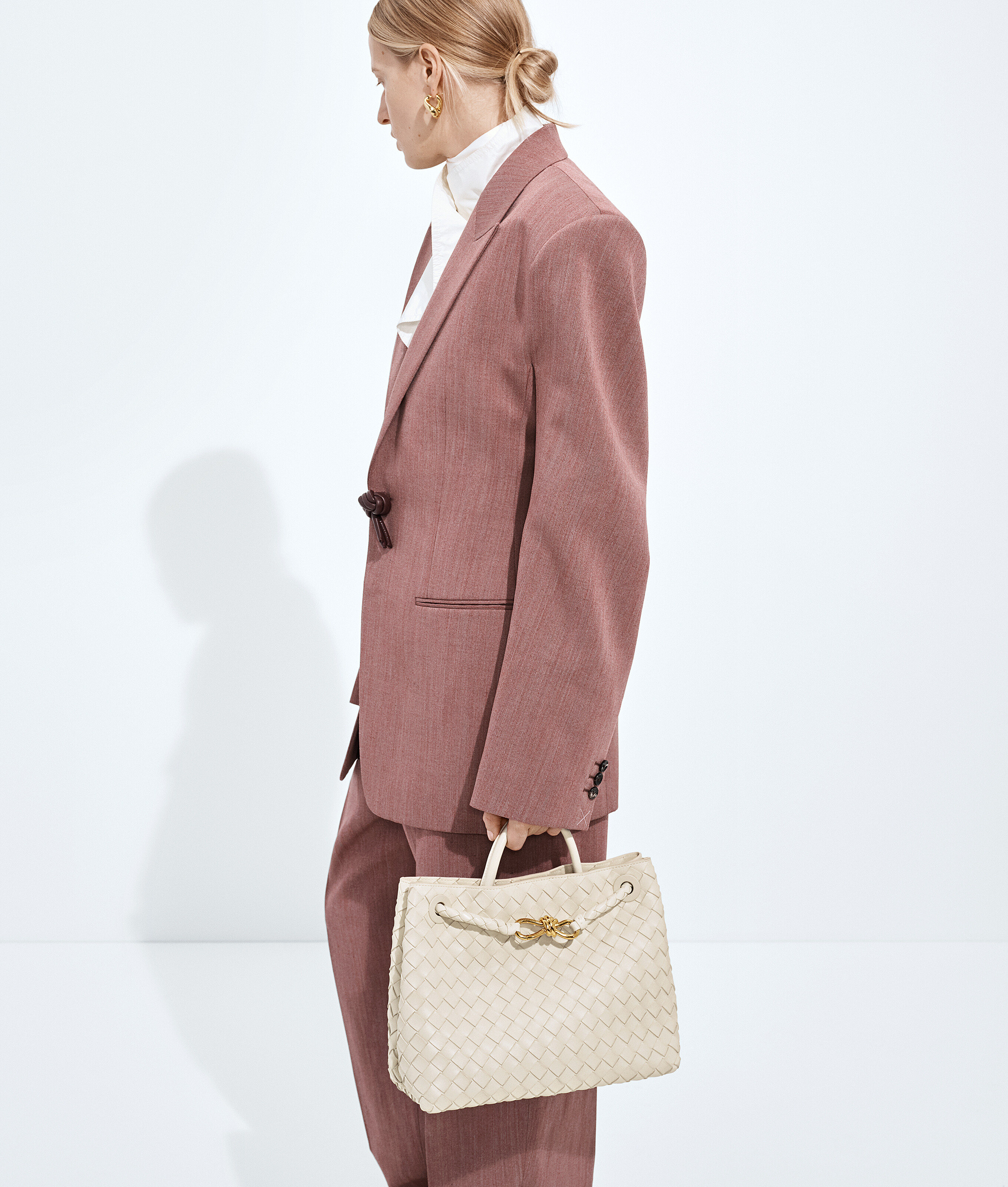 Andiamo da Donna in Sea salt Bottega Veneta Italia IT - Image 2