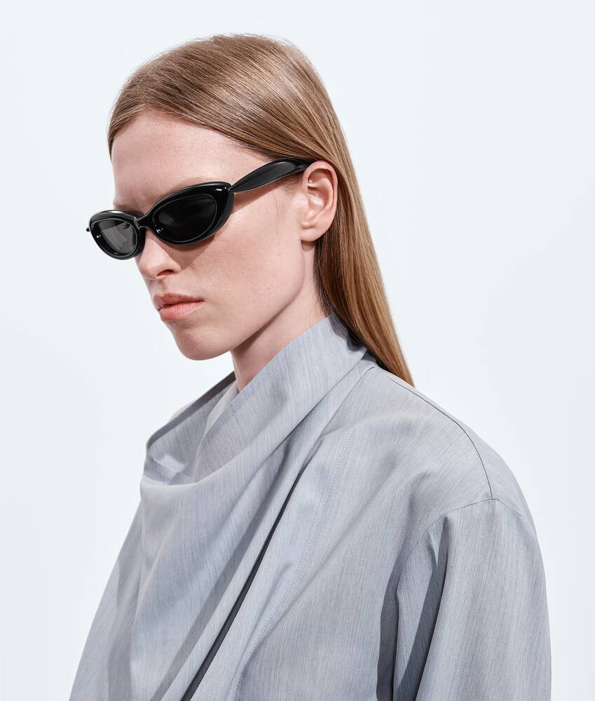 Sardine Oval Sunglasses in Black/gray Bottega Veneta Canada EN - Image 2