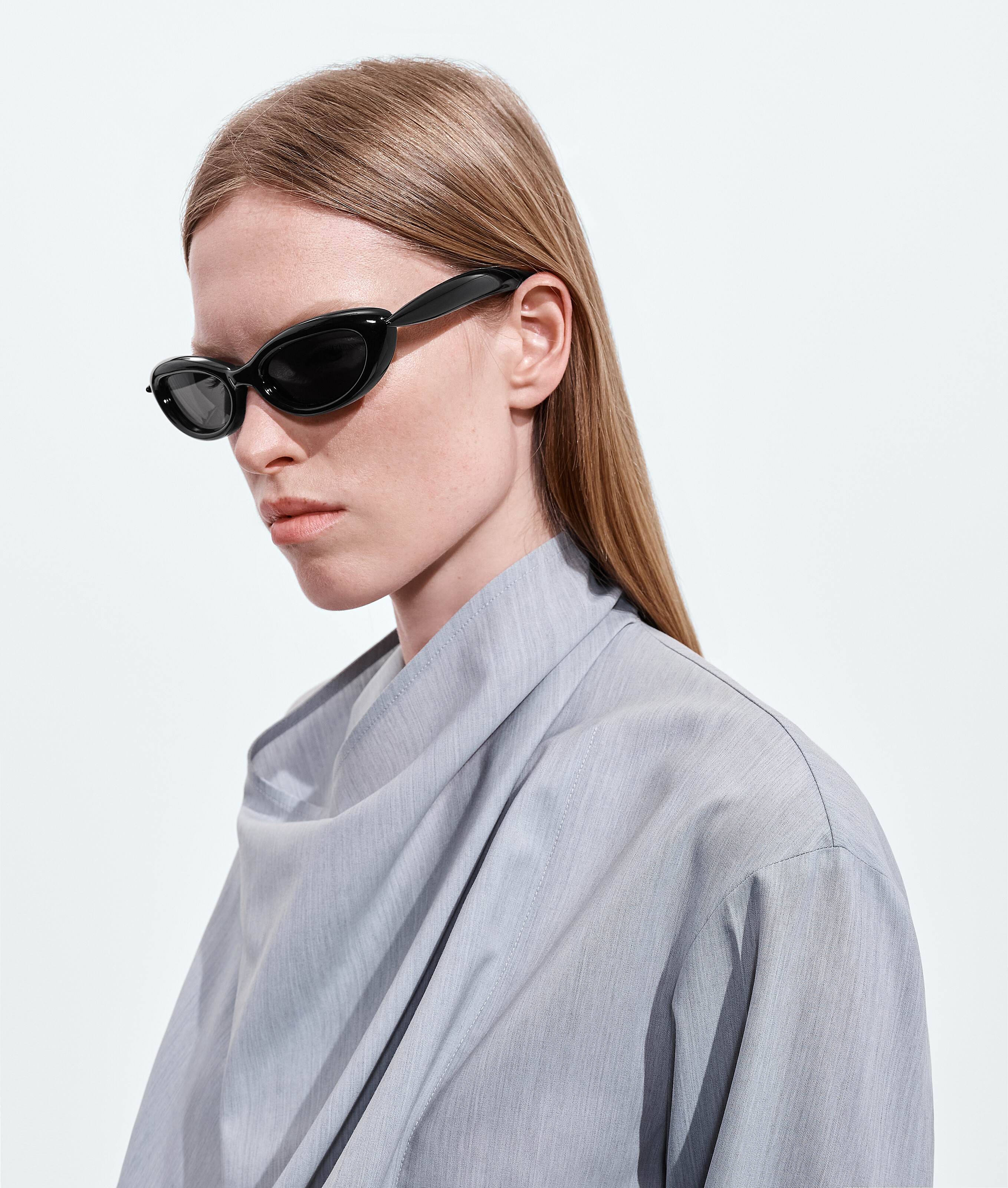 Sardine Oval Sunglasses in Black/gray Bottega Veneta Luxembourg EN - Image 2