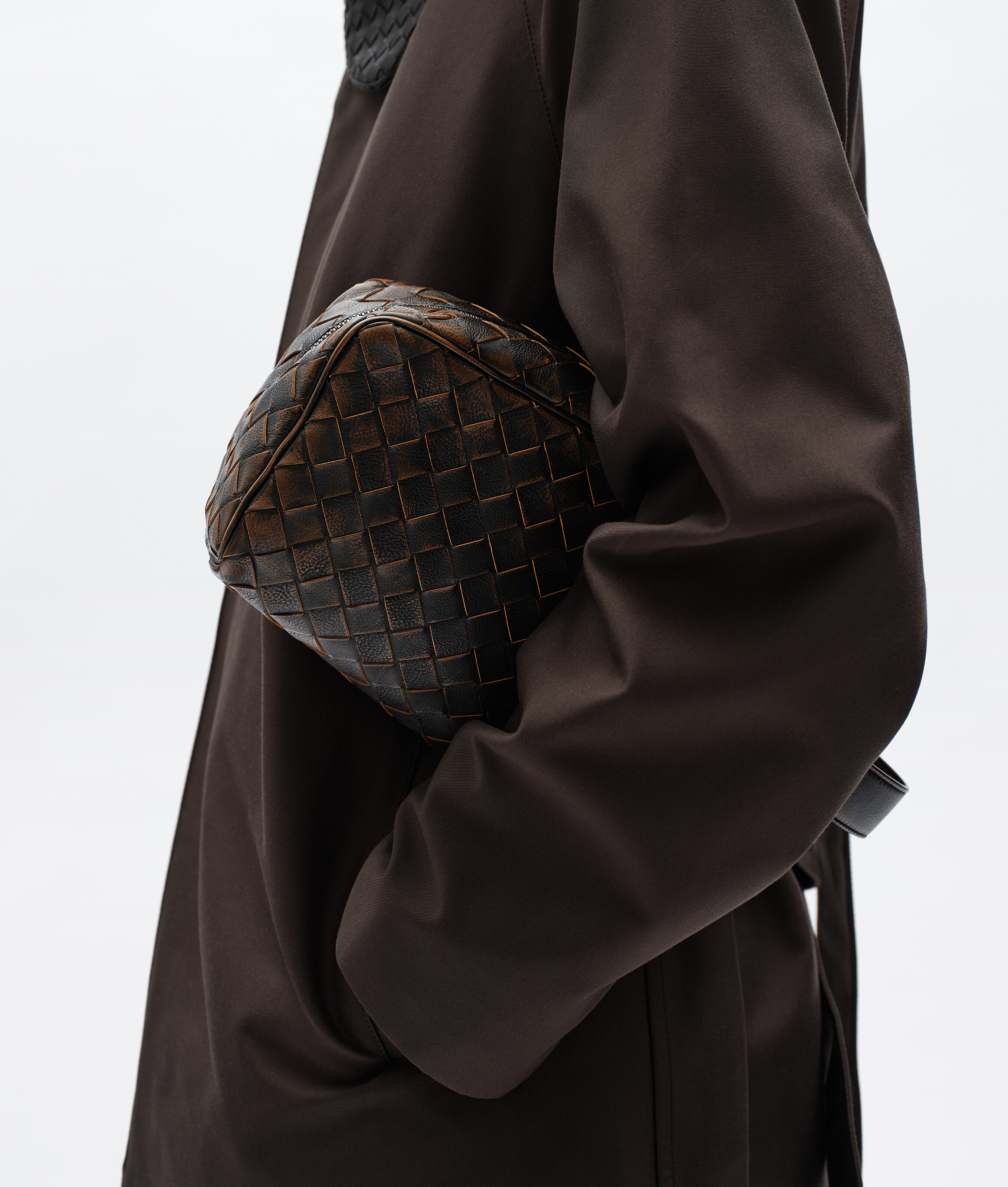 Men's Intrecciato Travel Pouch in Black/brown Bottega Veneta Luxembourg EN - Image 2