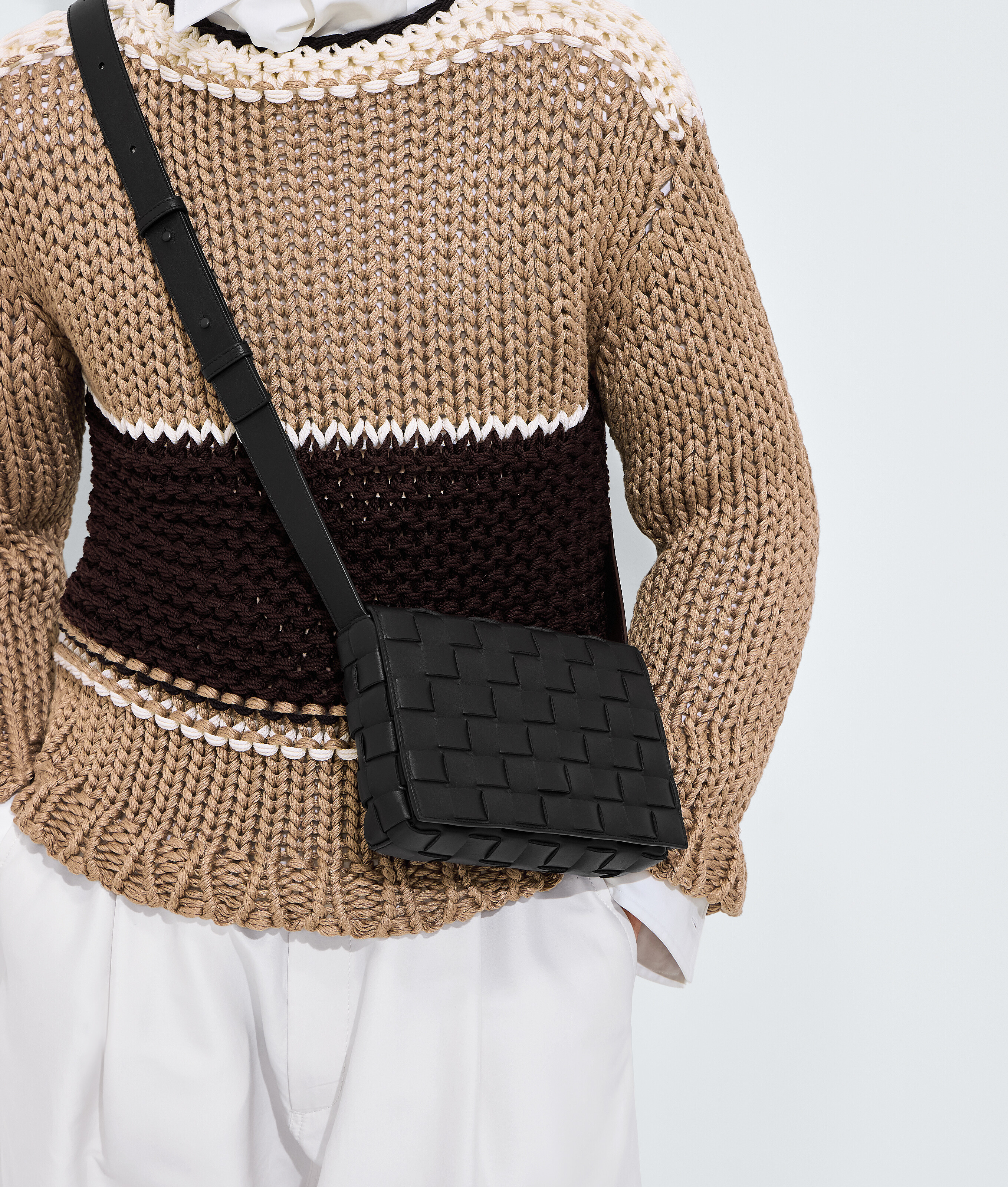 Men's Orto Messenger in Black Bottega Veneta Luxembourg EN - Image 2