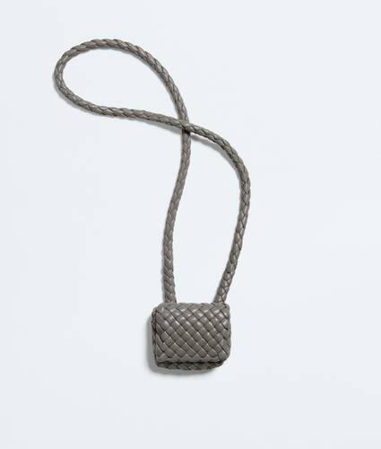Funda para AirPods Tosca con correa en Basalt Bottega Veneta M&eacute;xico ES - Image 1