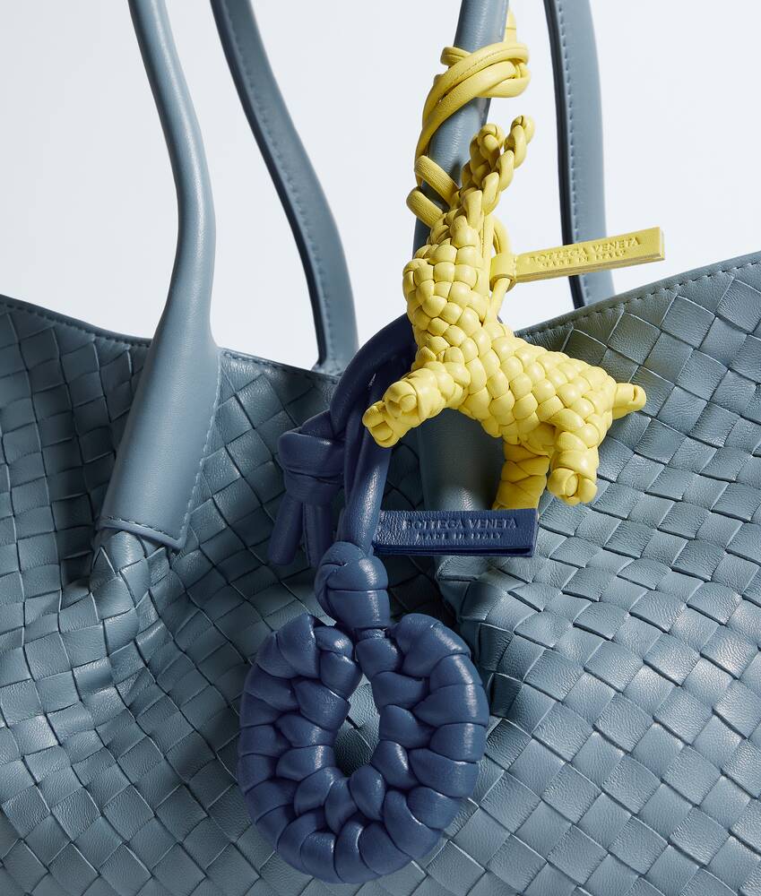 Charm Seashell Knot en Blue venezia Bottega Veneta M&eacute;xico ES - Image 2