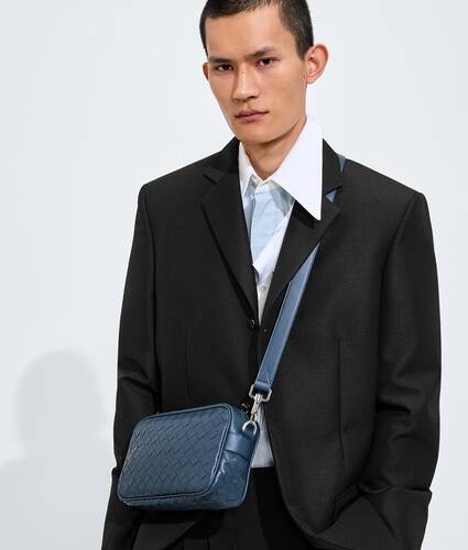 Kleine Intrecciato Camera Bag f&uuml;r Herren in Denim Bottega Veneta Deutschland DE - Image 2
