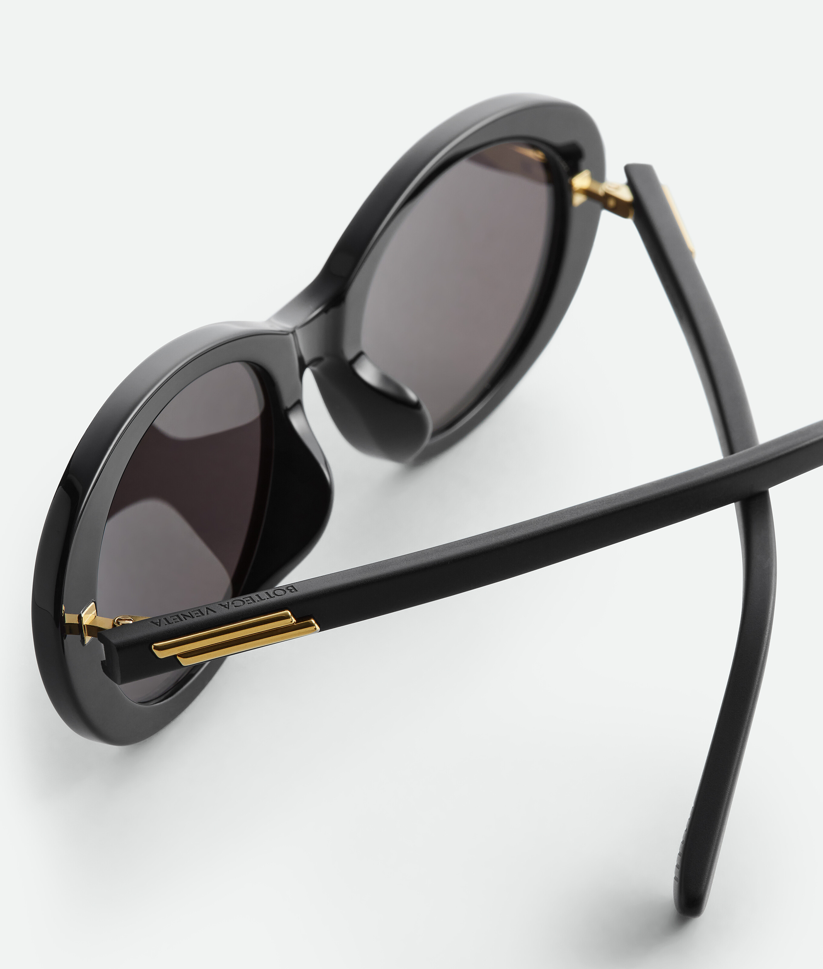 Classic Oval Sunglasses in Black/grey Bottega Veneta Canada EN - Image 3