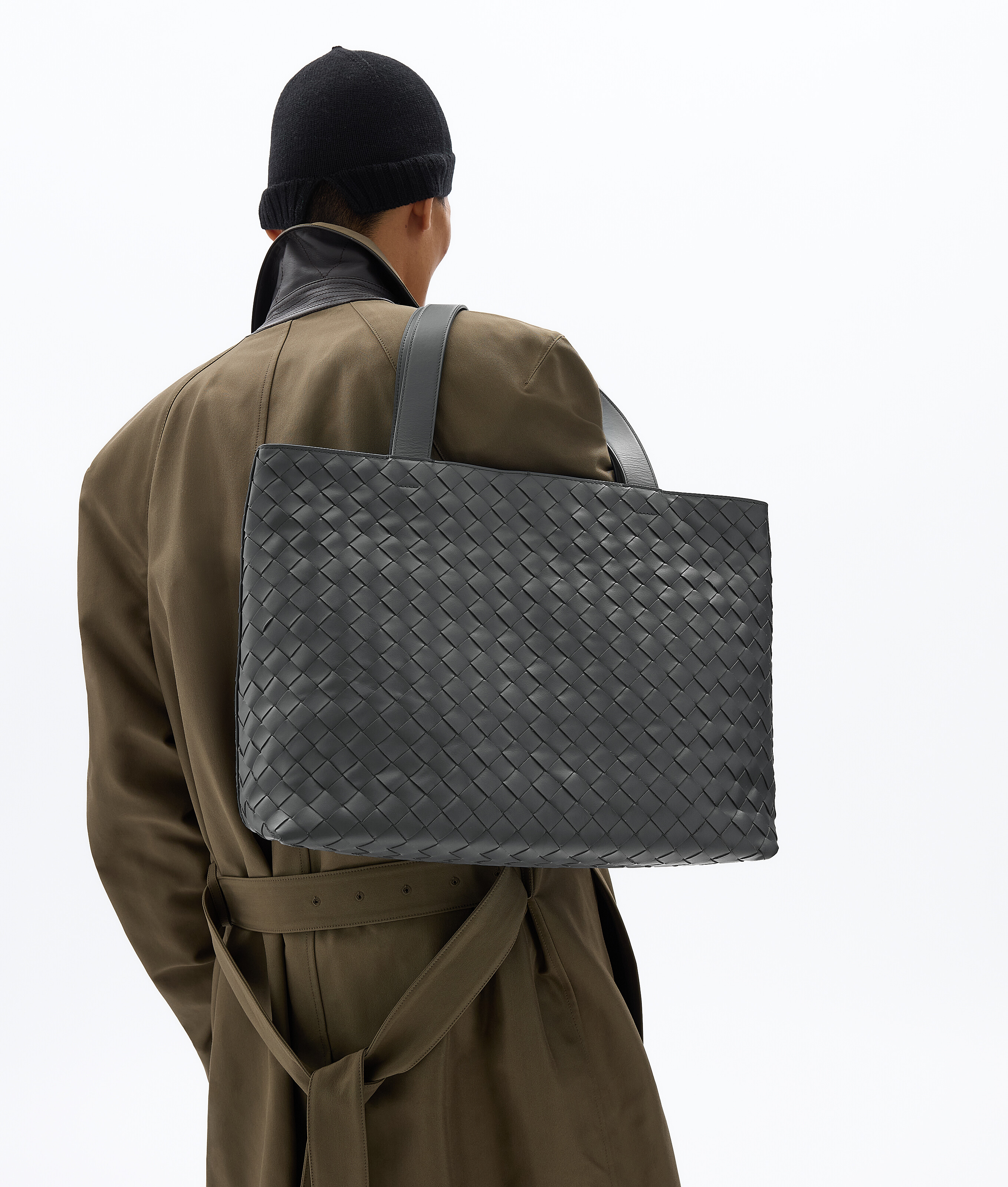Men's Small Intrecciato Zipped Tote in Obsidian gray Bottega Veneta France EN - Image 2