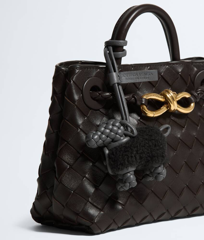Ele's Adere&ccedil;o Sheep  em Obsidian grey/dark truffle Bottega Veneta Brasil PT - Image 2