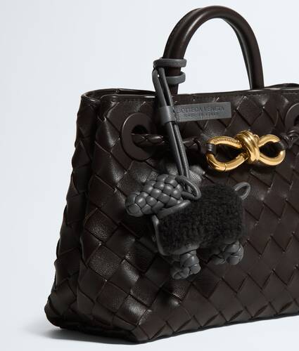 Ele's Adere&ccedil;o Sheep  em Obsidian grey/dark truffle Bottega Veneta Brasil PT - Image 2