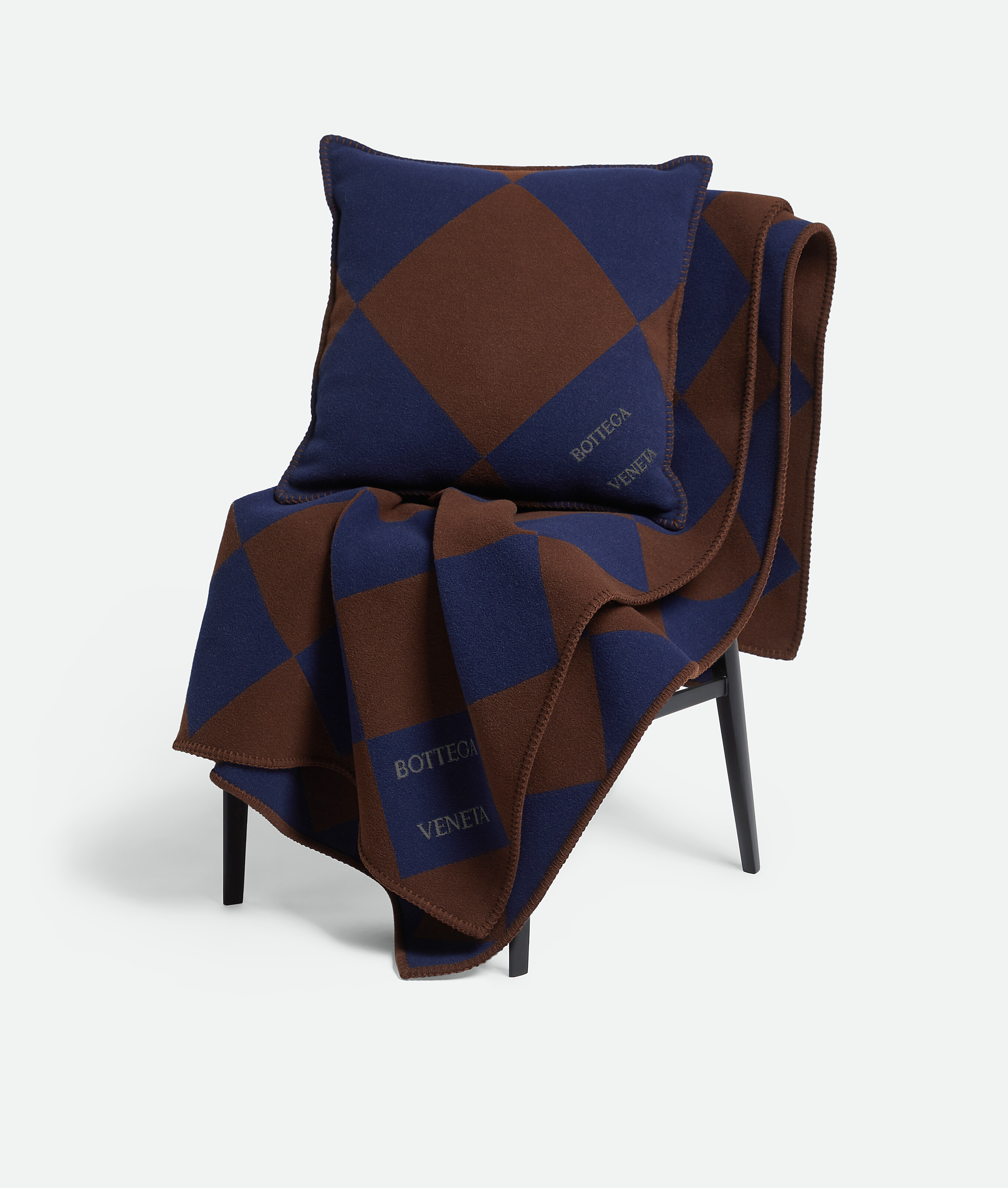 Cuscino a quadri in jacquard in Abyss/wood Bottega Veneta Italia IT - Image 2