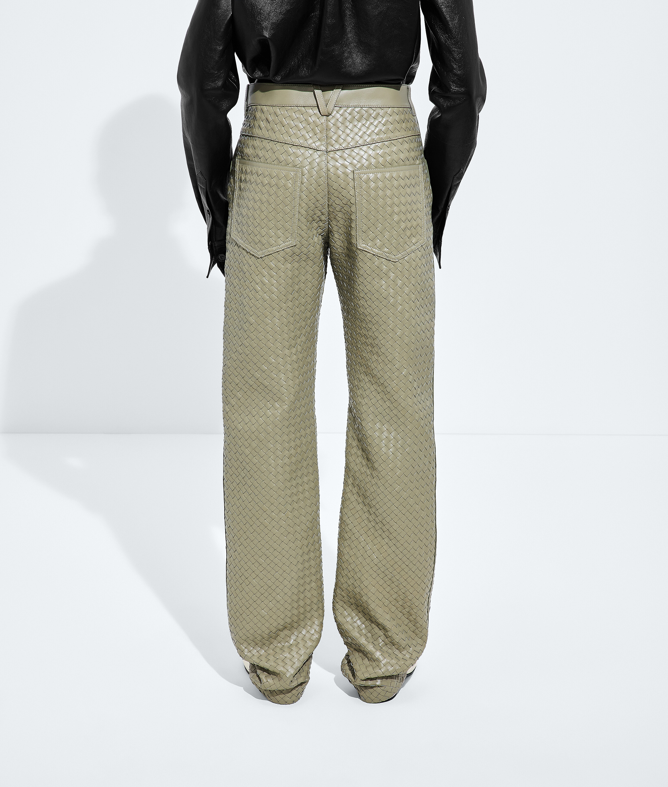 Pantalones de piel Intrecciato para Mujer en Tarragon Bottega Veneta México ES - Image 3