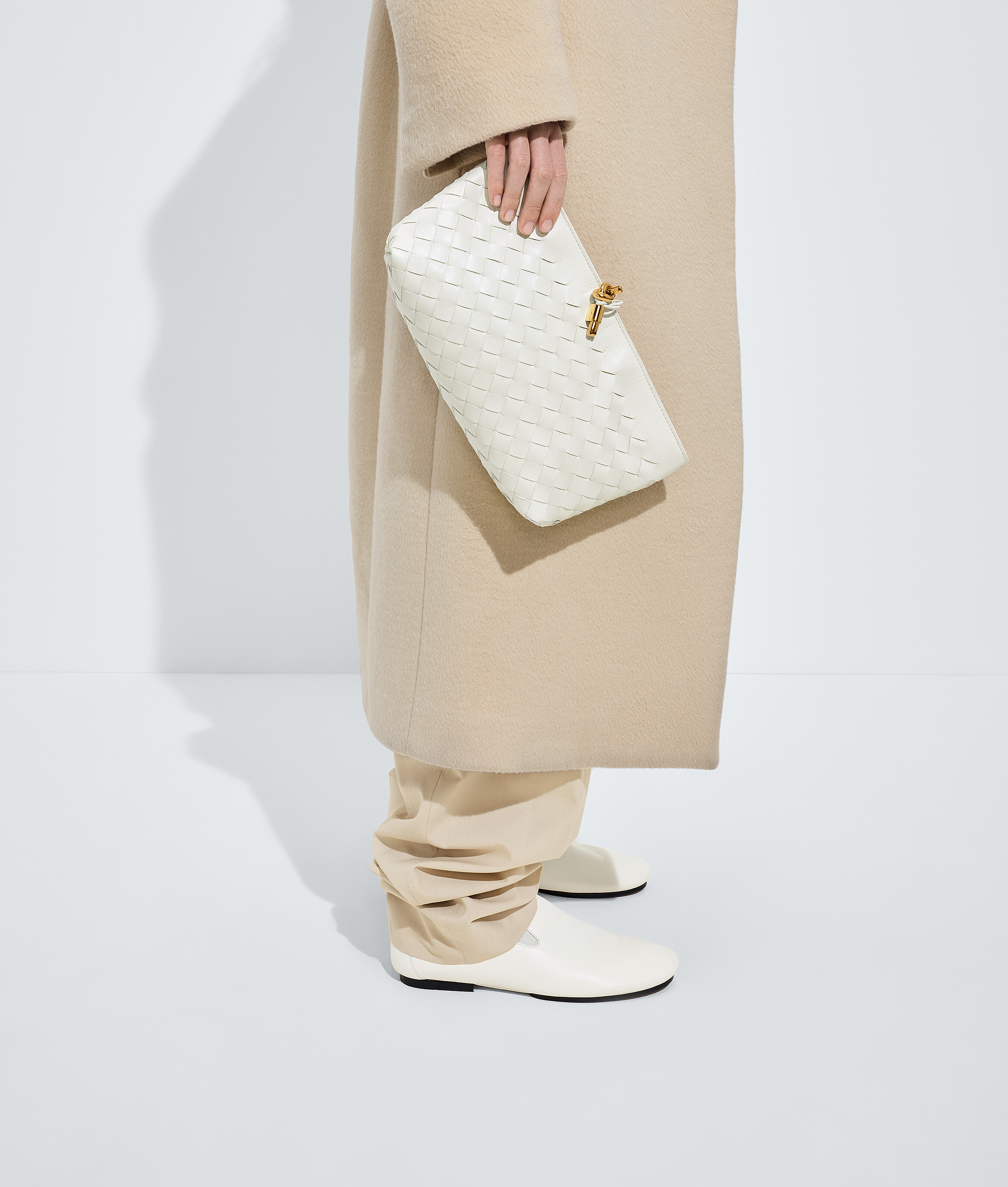 Women's Andiamo Boat Pouch in Alabaster Bottega Veneta Luxembourg EN - Image 2