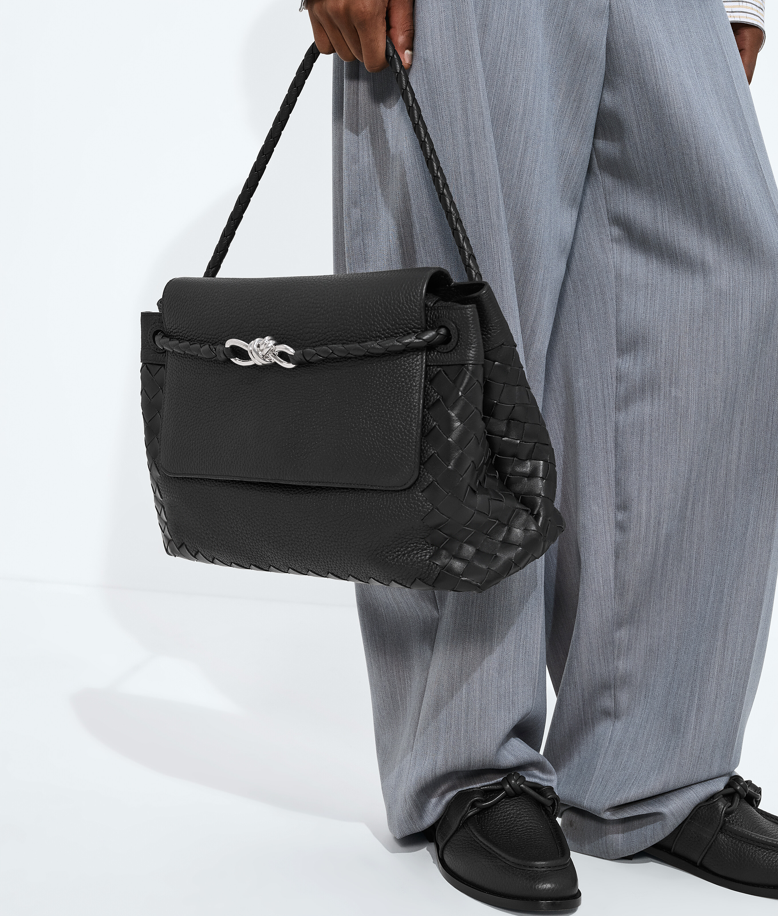 Men's  Andiamo Messenger in Black Bottega Veneta Thailand EN - Image 2