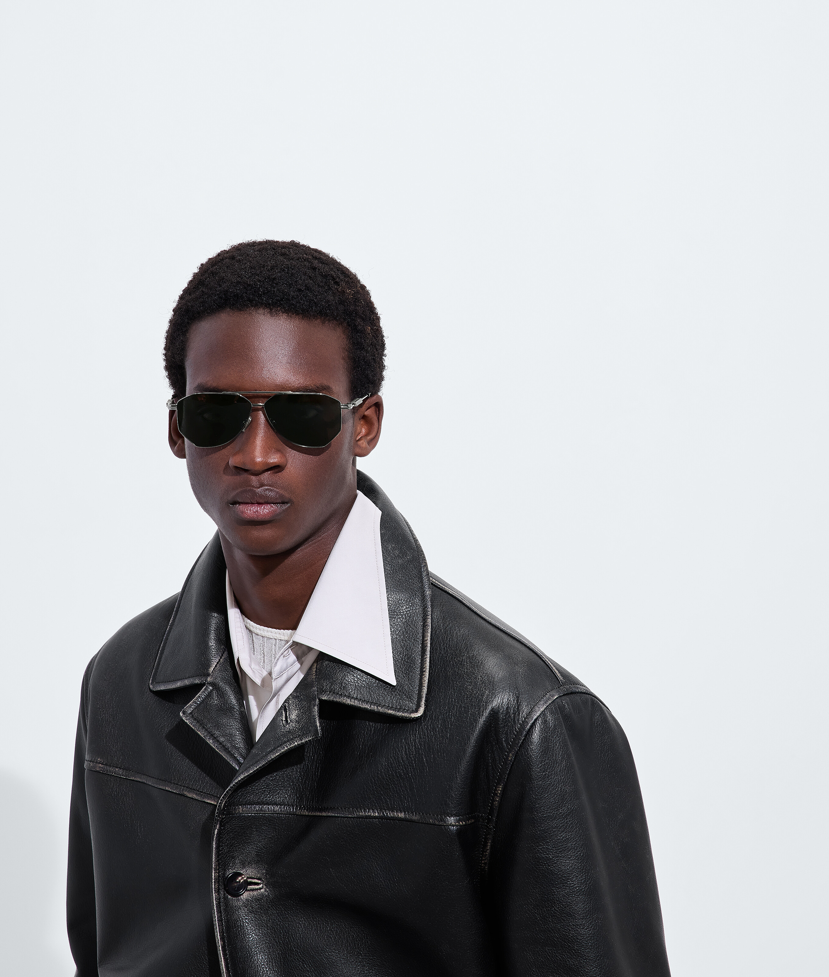 Classic Aviator Sunglasses in Ruthenium/gray Bottega Veneta Luxembourg EN - Image 2