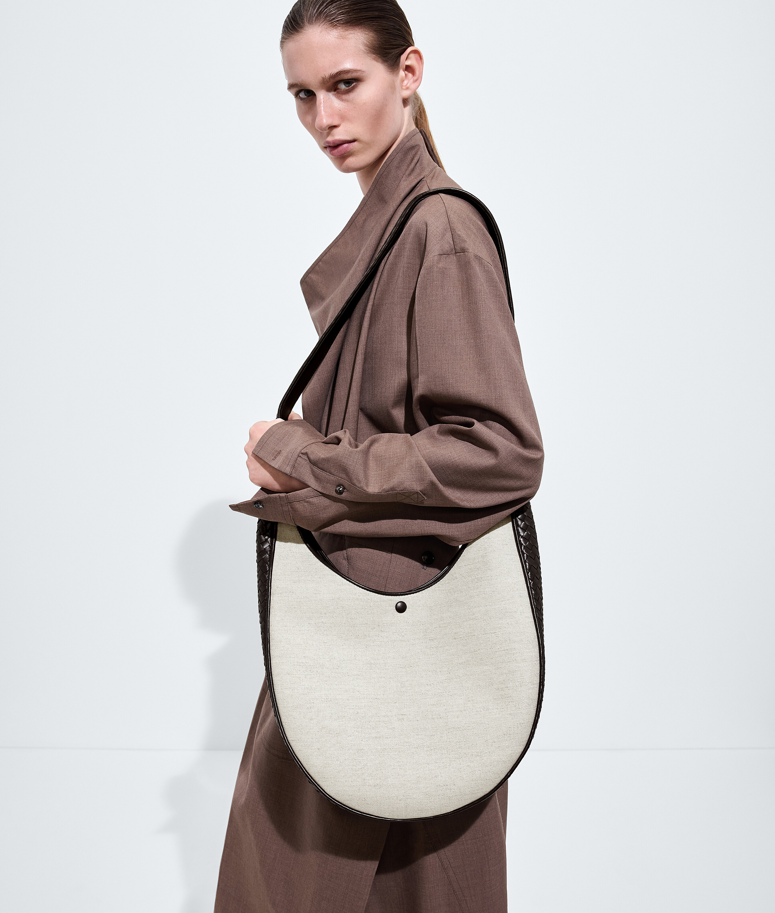 Women's Ovetto in Natural/espresso Bottega Veneta United Arab Emirates EN - Image 2
