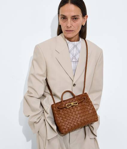 Women's Small Andiamo in Tannin Bottega Veneta Singapore EN - Image 2
