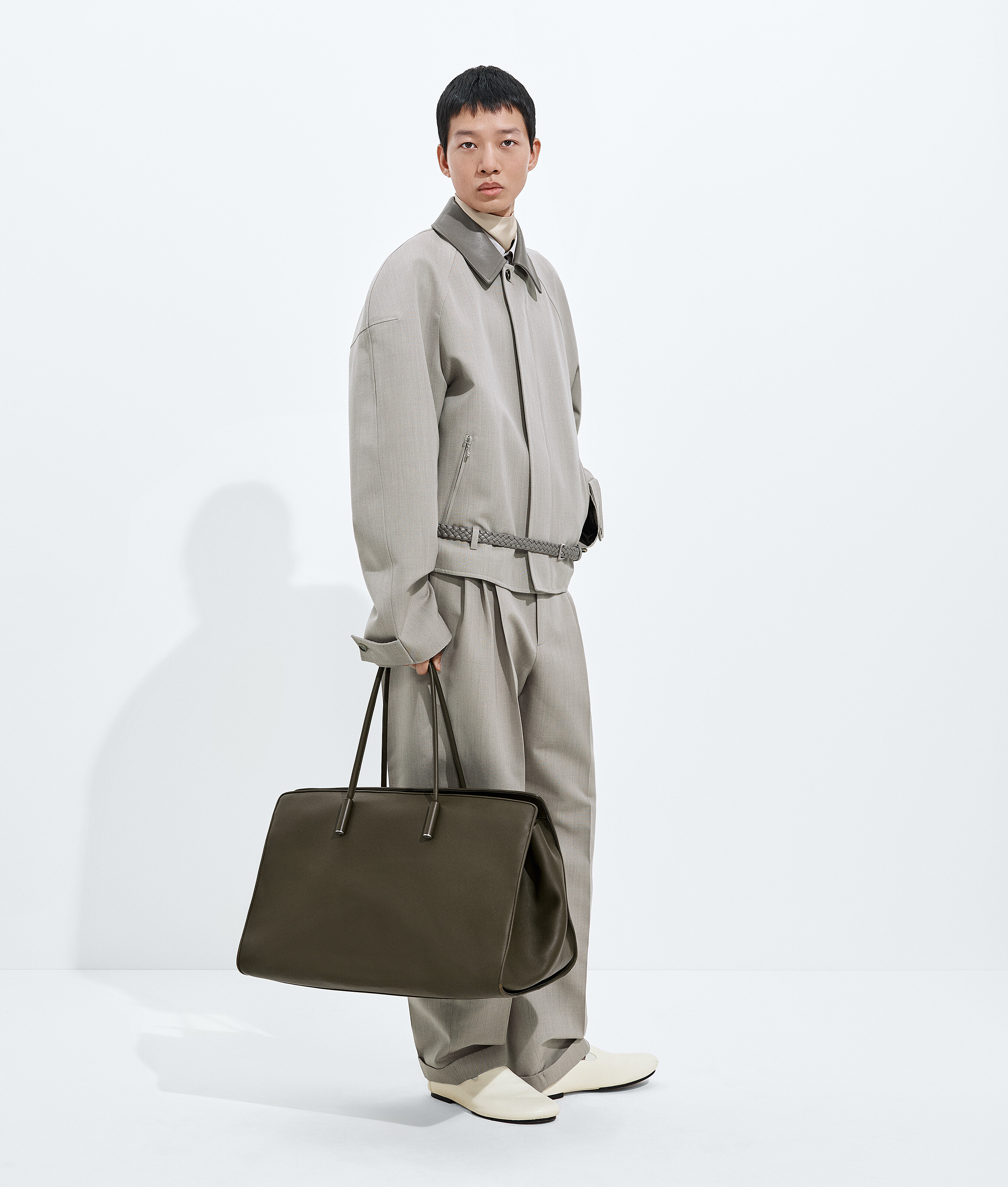 Women's Maxi Barbara Tote in Dark olive Bottega Veneta Taiwan EN - Image 2