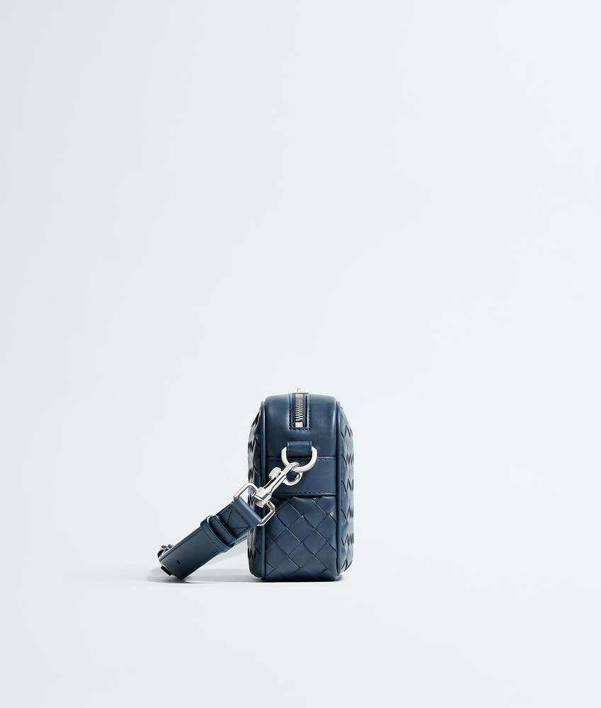 Kleine Intrecciato Camera Bag f&uuml;r Herren in Denim Bottega Veneta Deutschland DE - Image 4