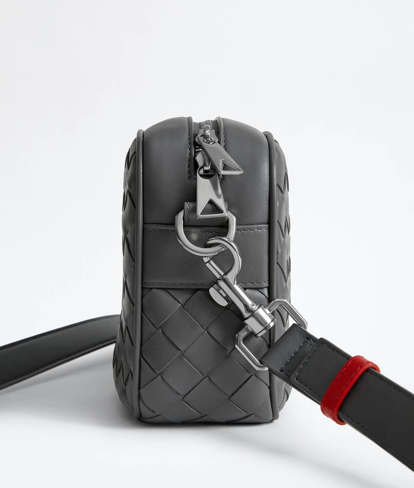 Men's Small Intrecciato Camera Bag in Obsidian gray/radar Bottega Veneta Qatar EN - Image 3