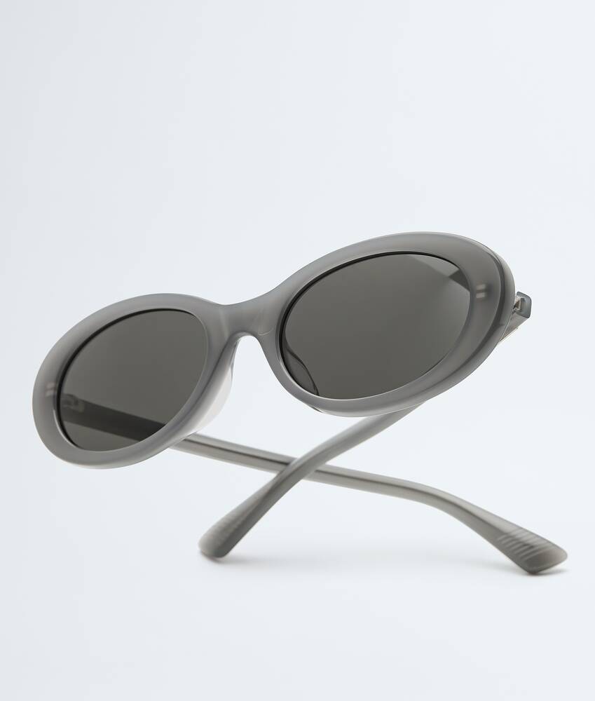 &Oacute;culos de sol Classic Ovais em Grey/grey Bottega Veneta Brasil PT - Image 3