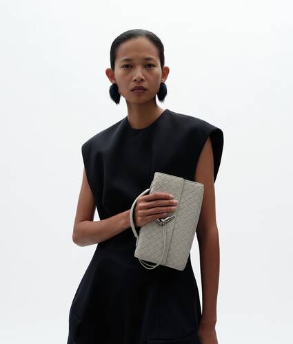 Women's Andiamo Clutch 25 in Silica gray Bottega Veneta Hong Kong SAR China EN - Image 5