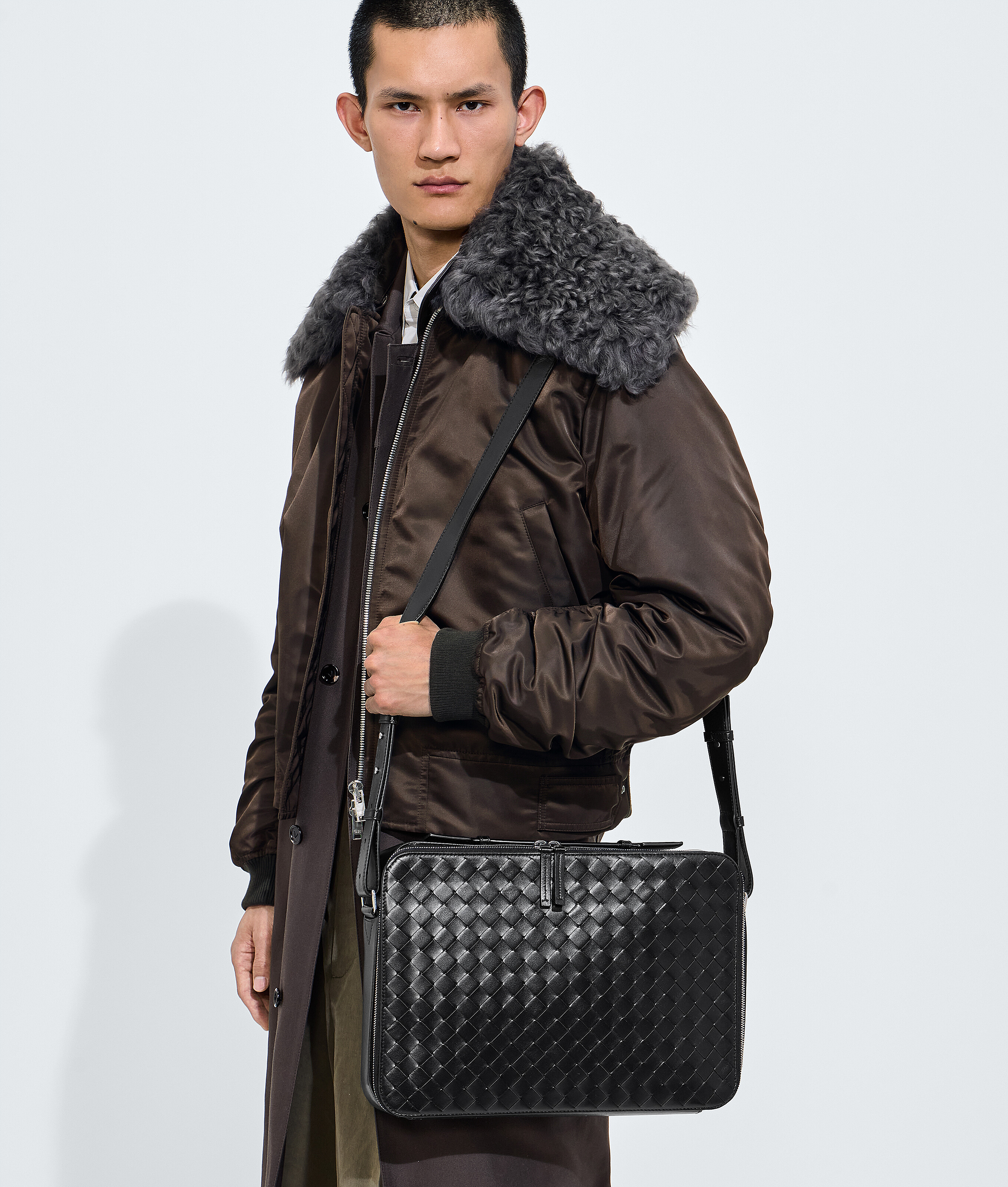 Men's Getaway Slim Briefcase in Black Bottega Veneta Luxembourg EN - Image 2