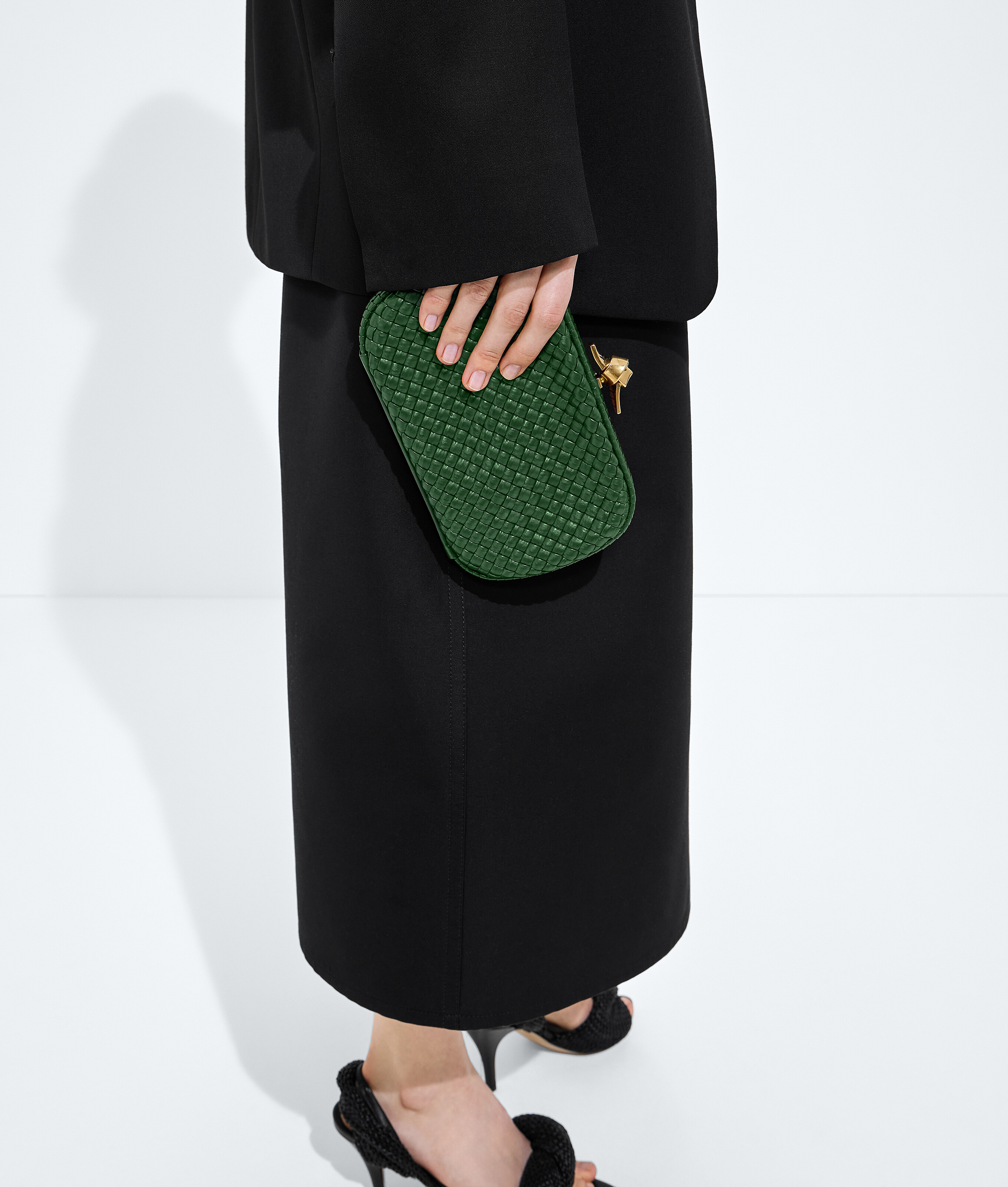 Women's Soft Knot in Basil Bottega Veneta France EN - Image 2