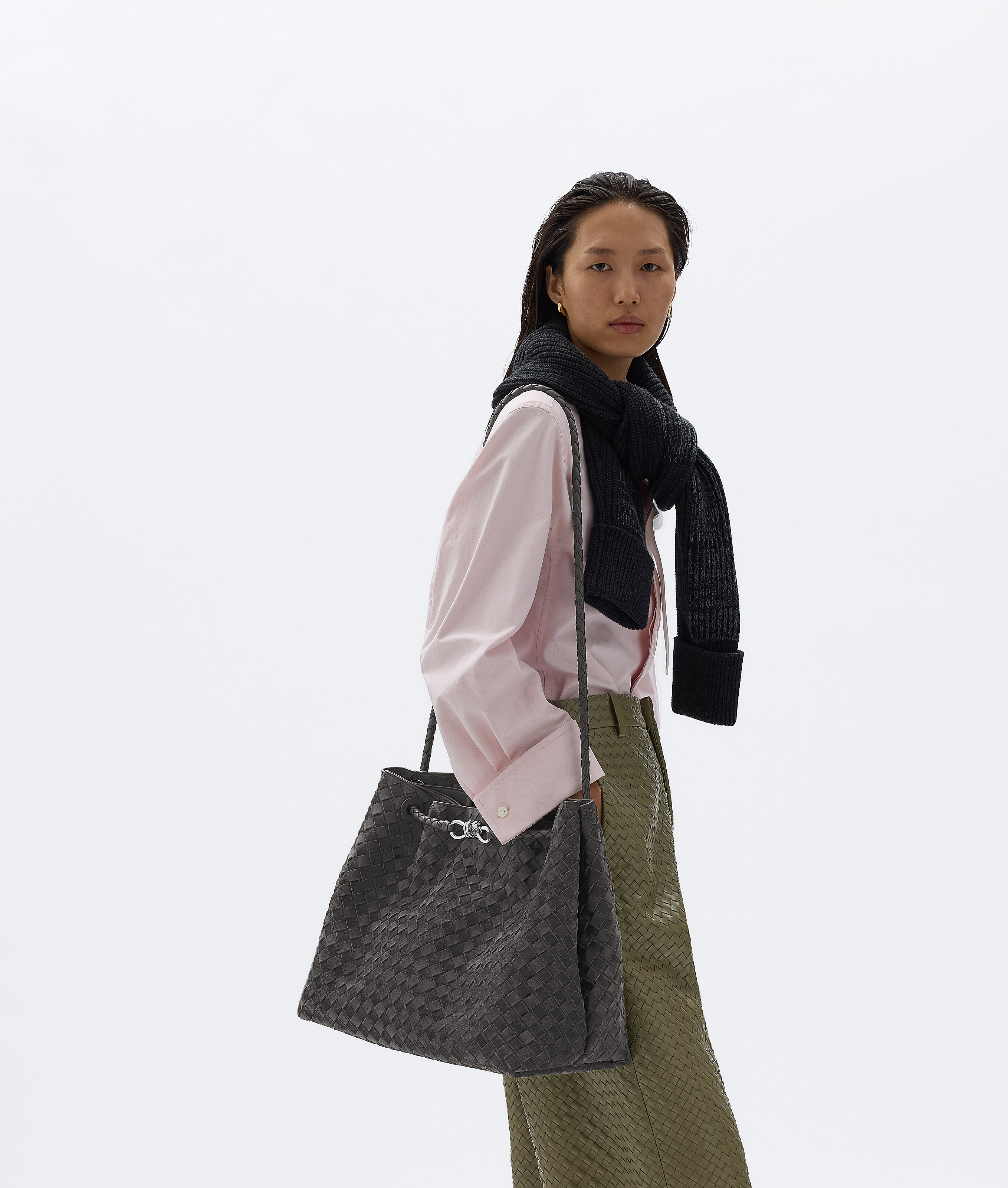 Women's Large Andiamo in Obsidian gray Bottega Veneta Portugal EN - Image 2