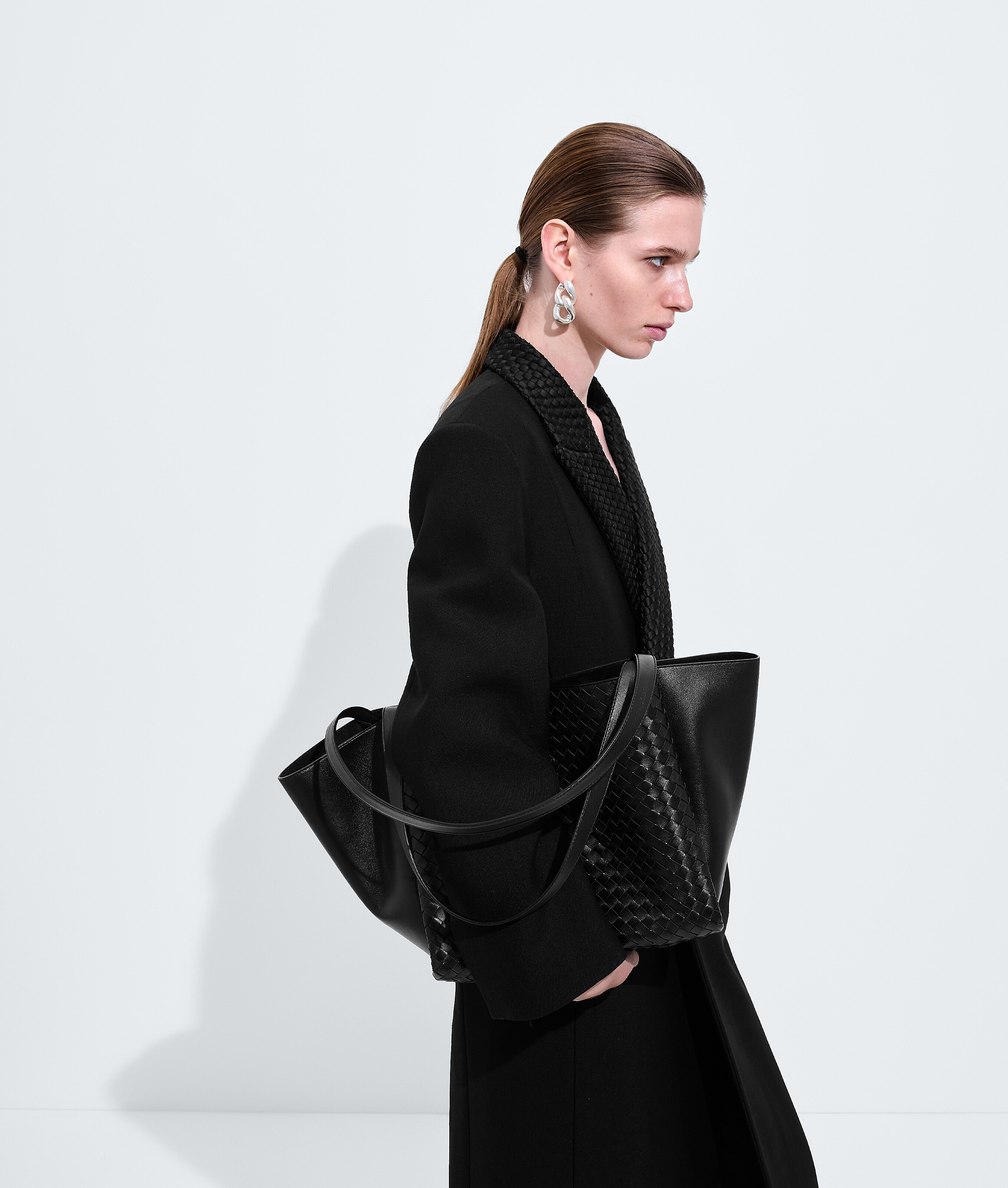 Women's Corso in Black-brass vibrato Bottega Veneta Kuwait EN - Image 5