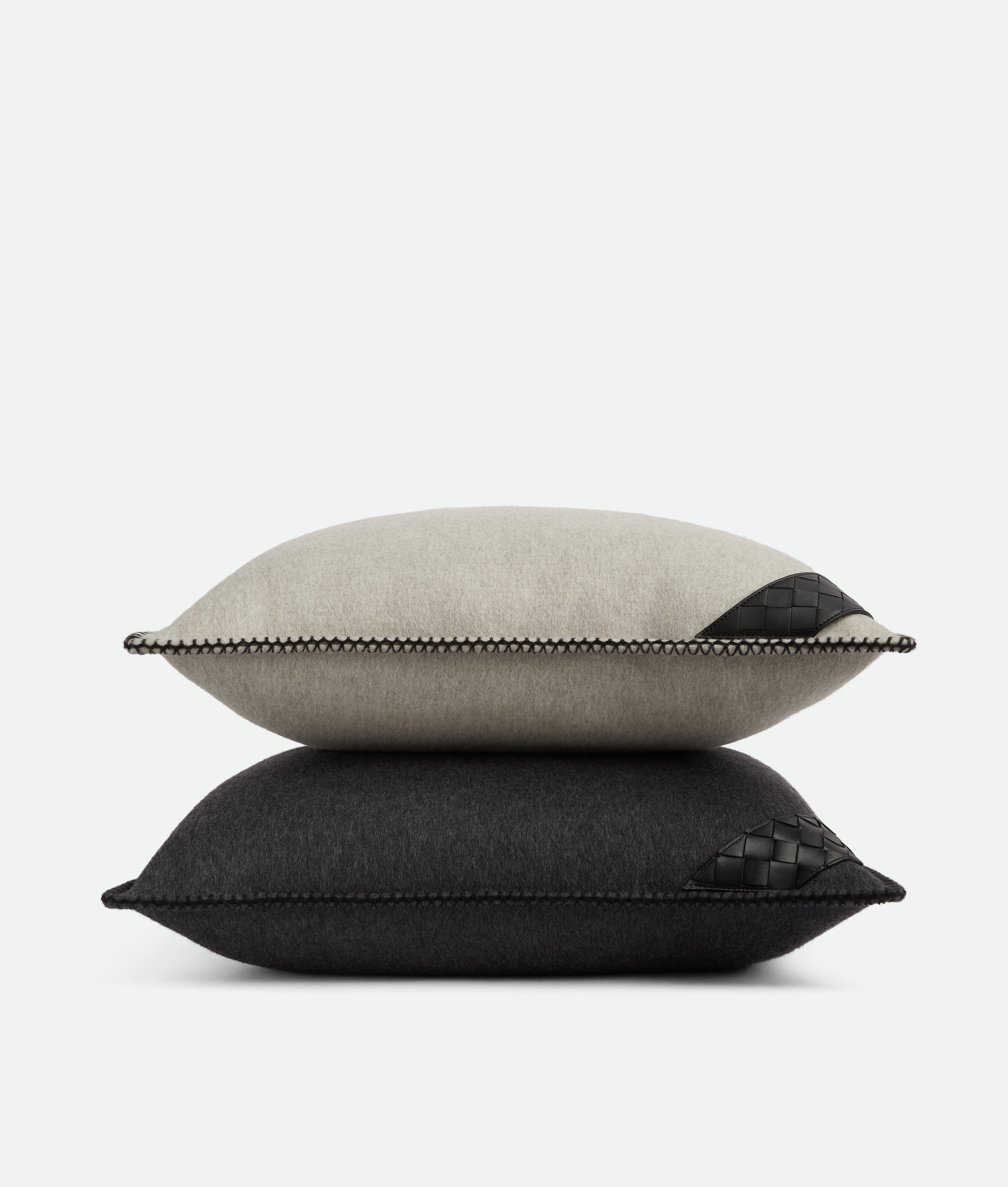 Cuscino con patch Intrecciato in Grey/black Bottega Veneta Italia IT - Image 6