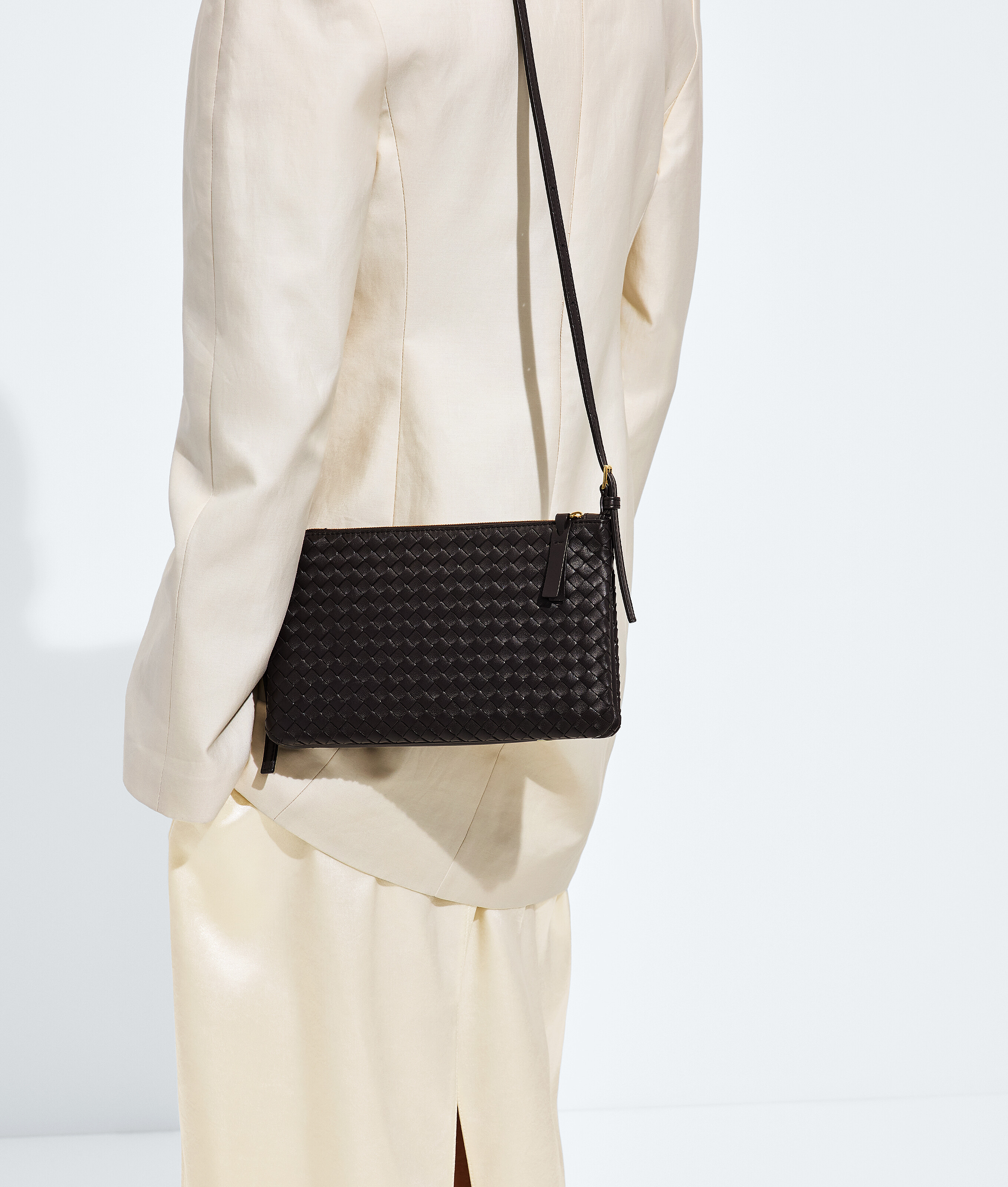 Women's Intrecciato Piccolo Medium Pouch in Espresso Bottega Veneta United Arab Emirates EN - Image 2