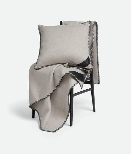 Coussin Intrecciato avec empi&egrave;cement en Greige/black Bottega Veneta Monaco FR - Image 2