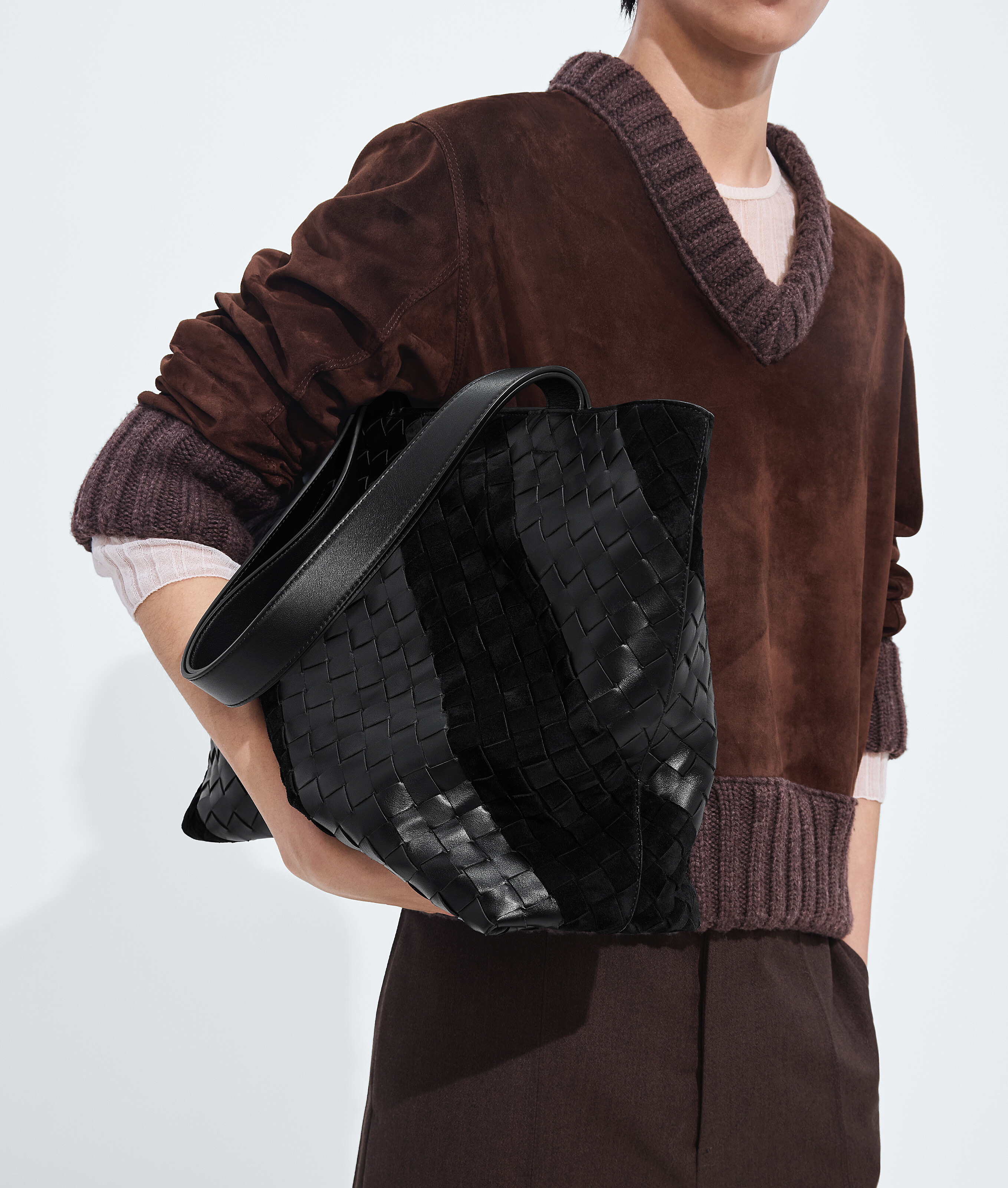 Men's Small Intrecciato Zipped Tote in Black Bottega Veneta France EN - Image 5
