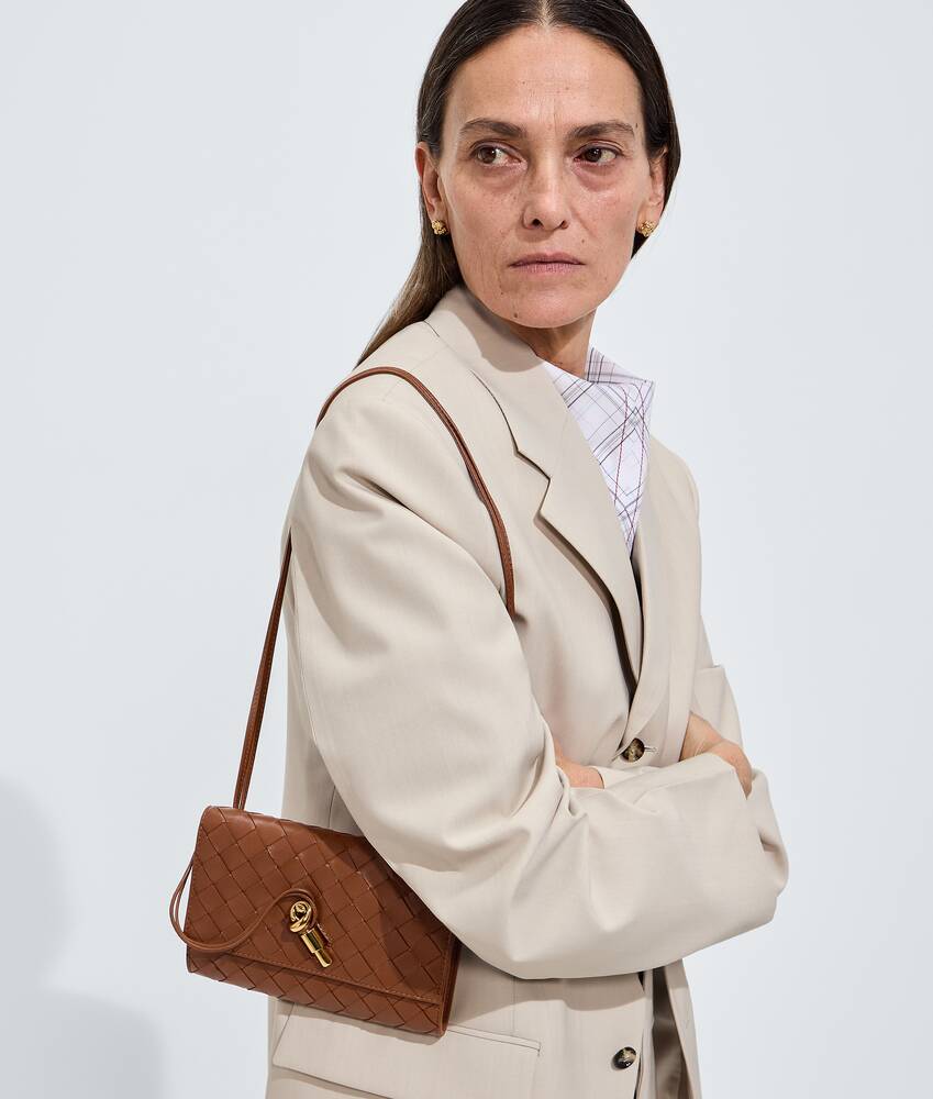 Women's Andiamo Pouch on Strap in Tannin Bottega Veneta Netherlands EN - Image 2
