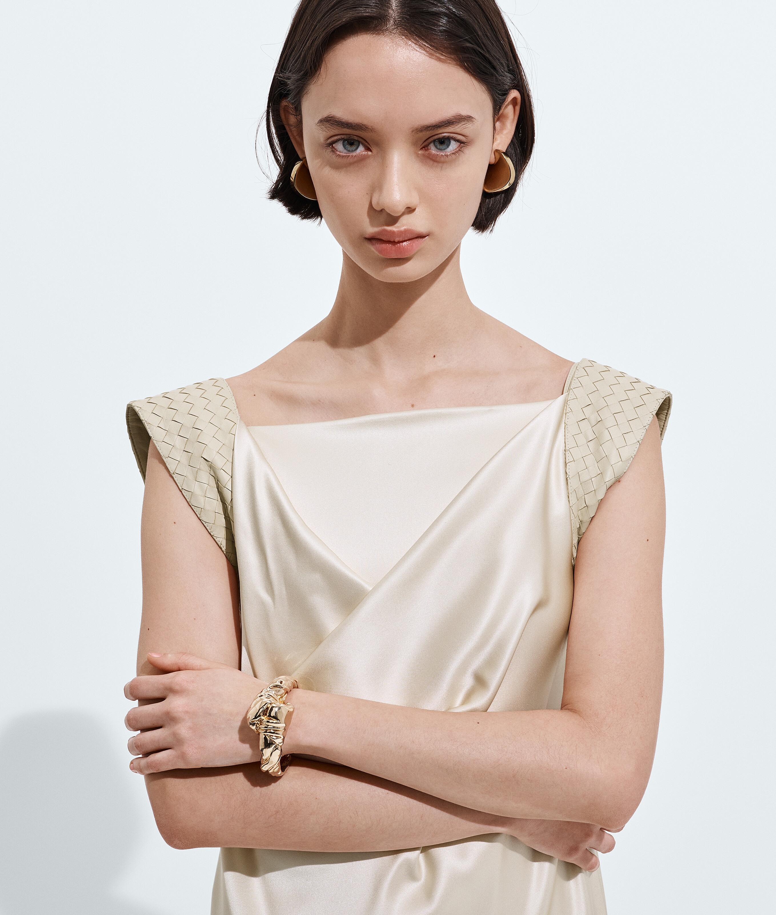 Women's Large Knot Cuff Bracelet in Yellow gold Bottega Veneta Finland EN - Image 2