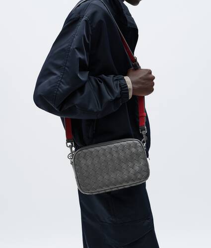 Men's Small Intrecciato Camera Bag in Obsidian gray/radar Bottega Veneta Qatar EN - Image 2