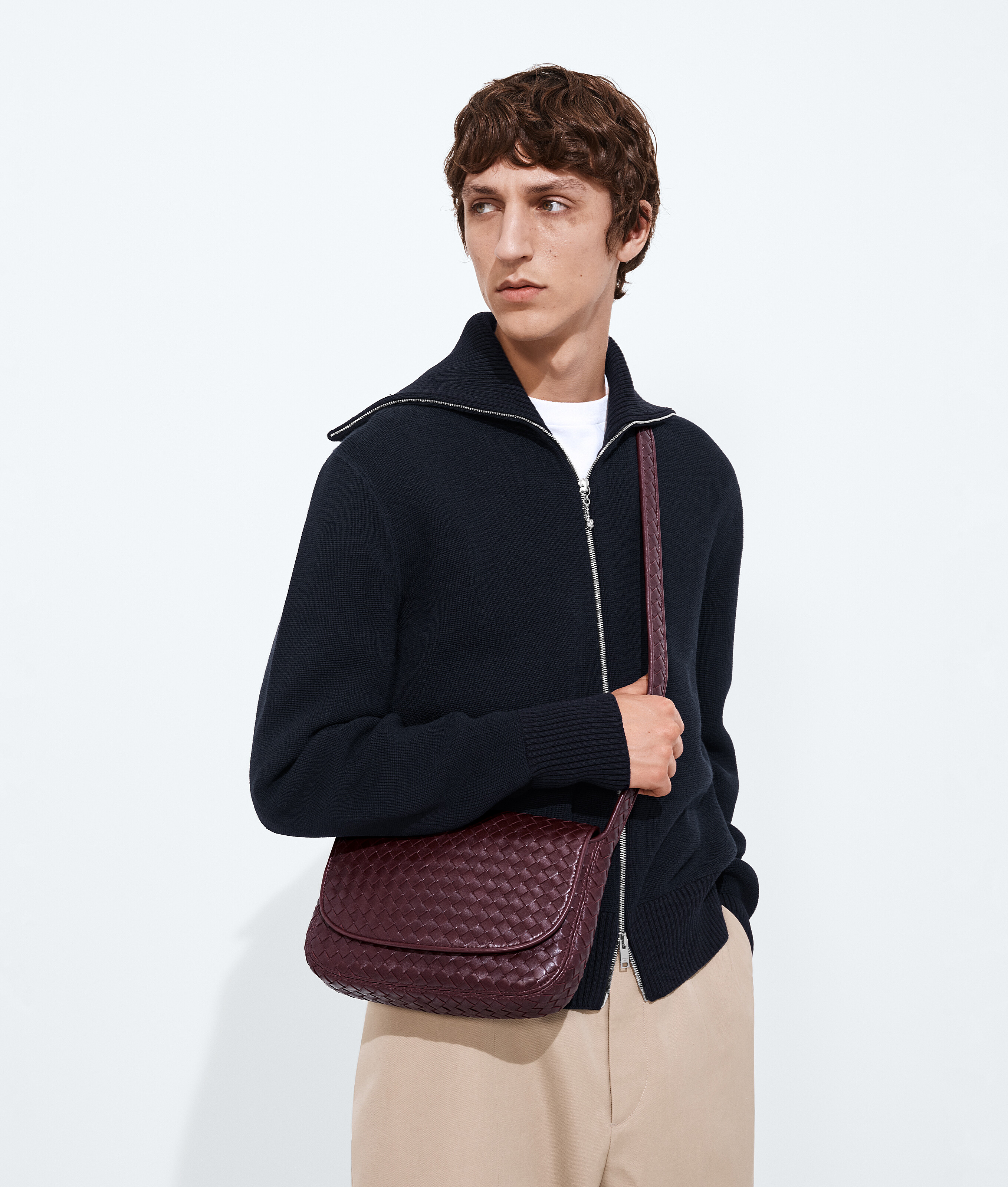Men's Veneto Messenger in Deep mahogany Bottega Veneta Zimbabwe EN - Image 2