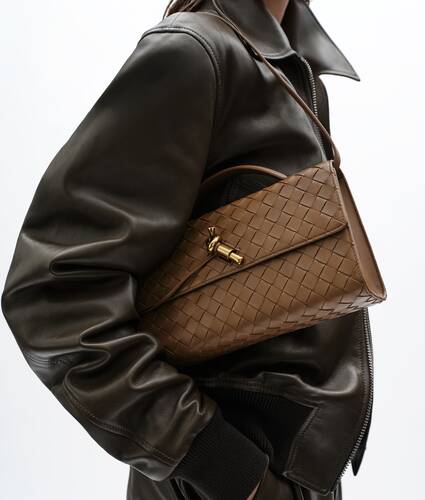 Women's Andiamo Clutch 25 in Dark caramel 20 Bottega Veneta Singapore EN - Image 2