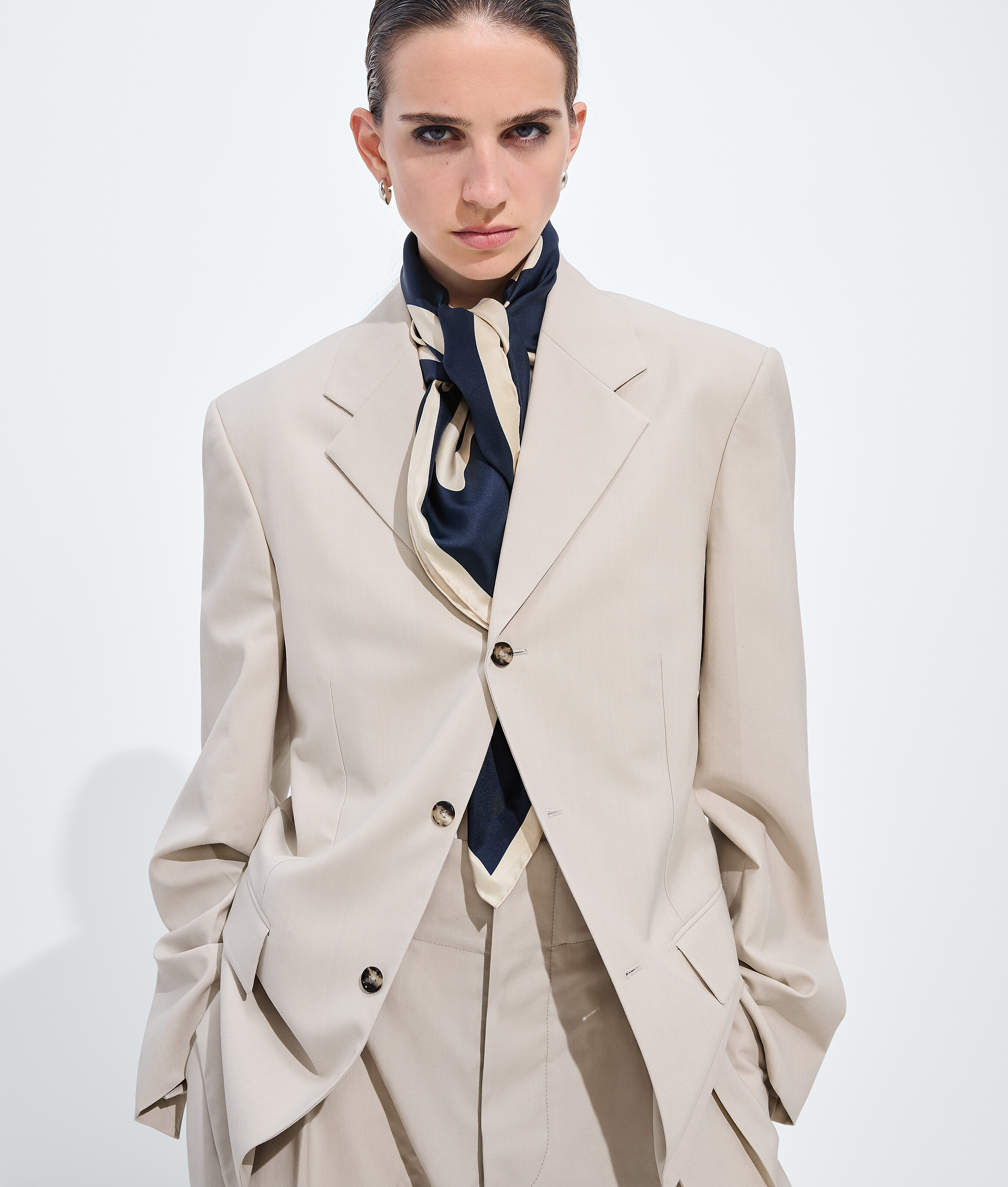 Women's Silk Foulard in Midnight/prosecco Bottega Veneta Luxembourg EN - Image 2
