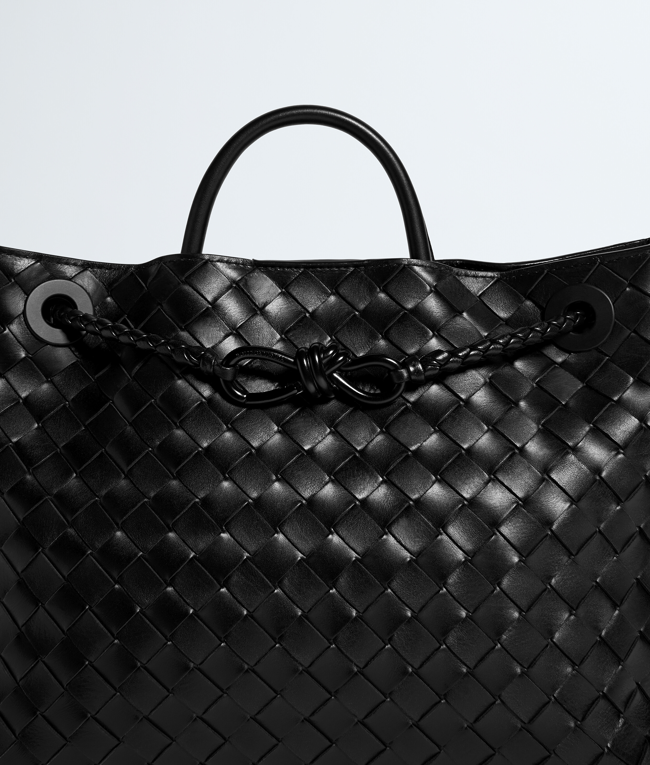 Andiamo da Donna in Black Bottega Veneta Italia IT - Image 8