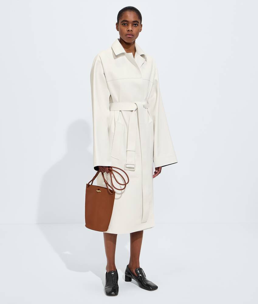 Women's Medium Bacio Bucket in Tannin Bottega Veneta United States EN - Image 2