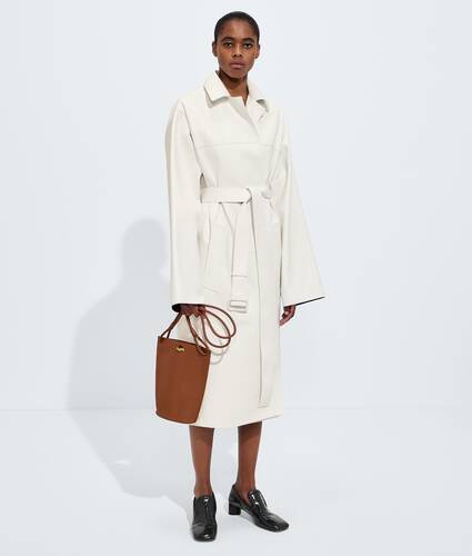 Women's Medium Bacio Bucket in Tannin Bottega Veneta United States EN - Image 2