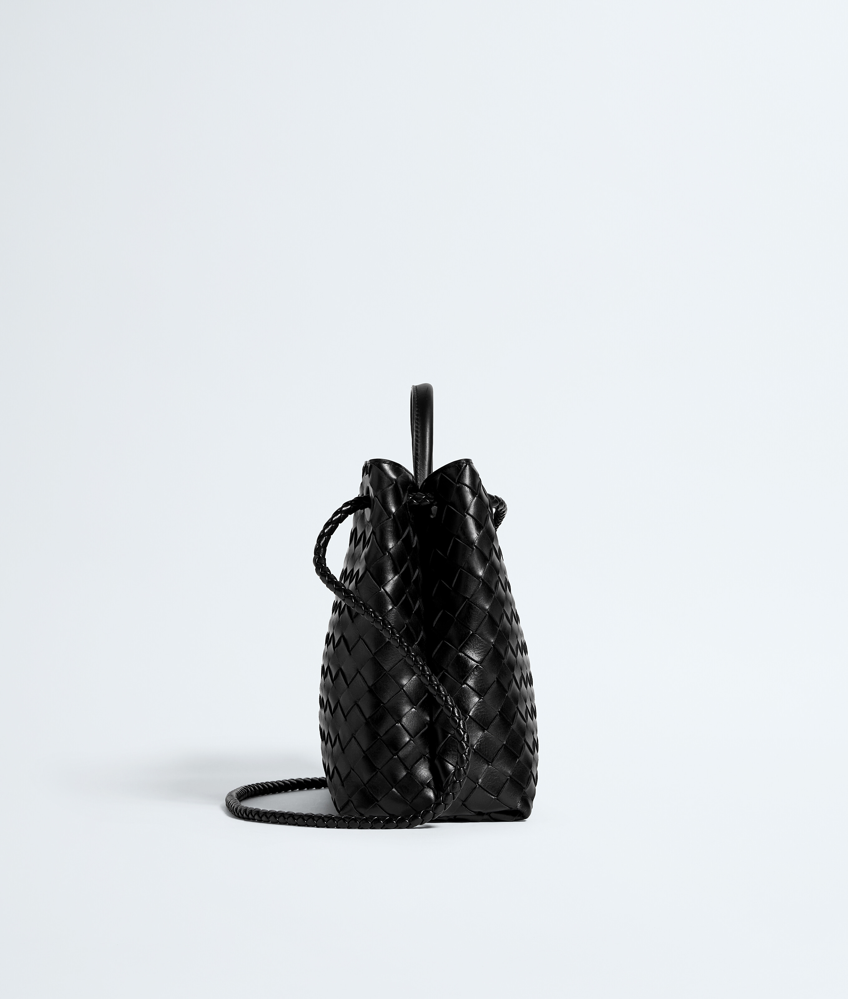 Andiamo da Donna in Black Bottega Veneta Italia IT - Image 4