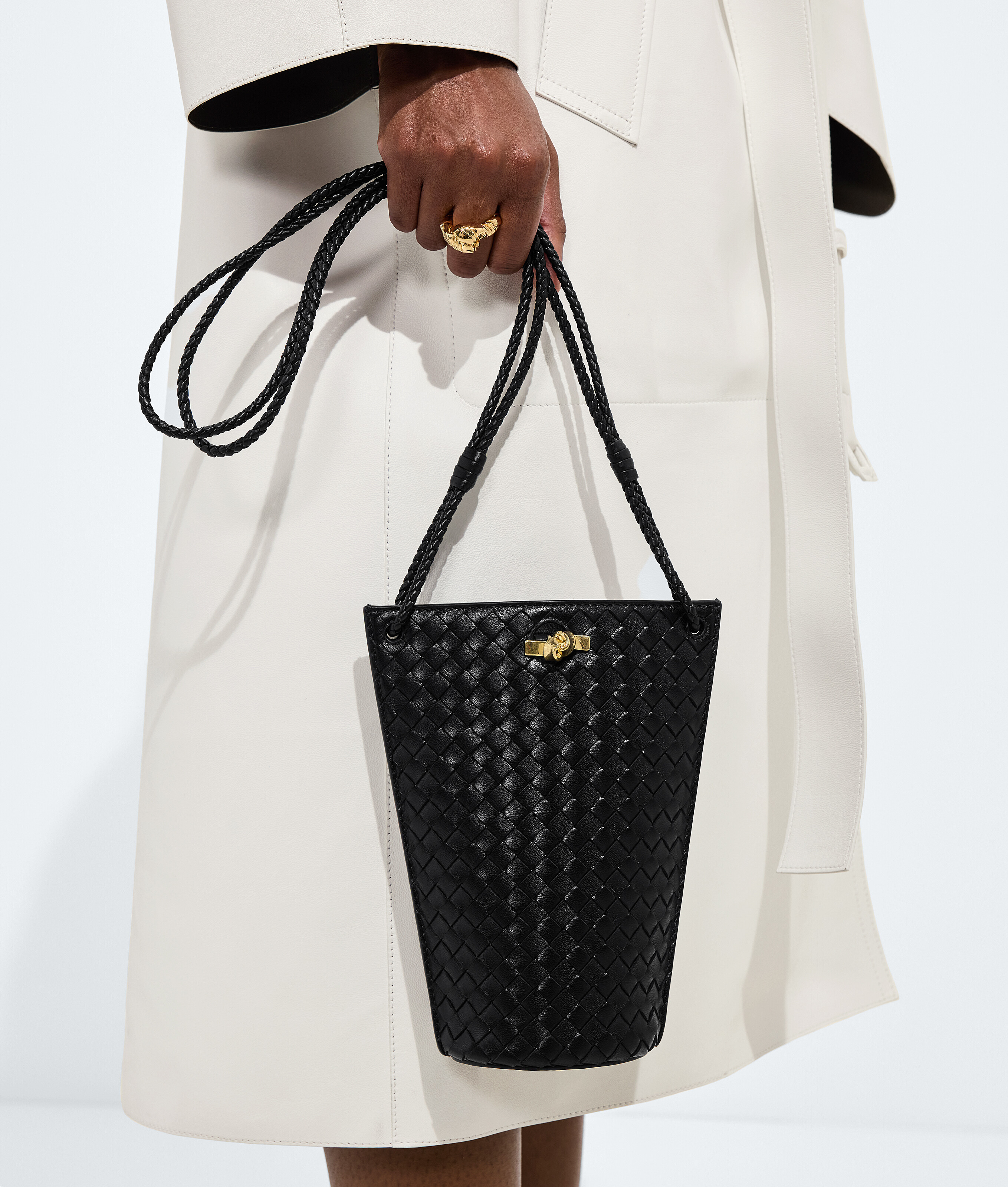 Women's Bacio Phone Bucket in Black Bottega Veneta Luxembourg EN - Image 2