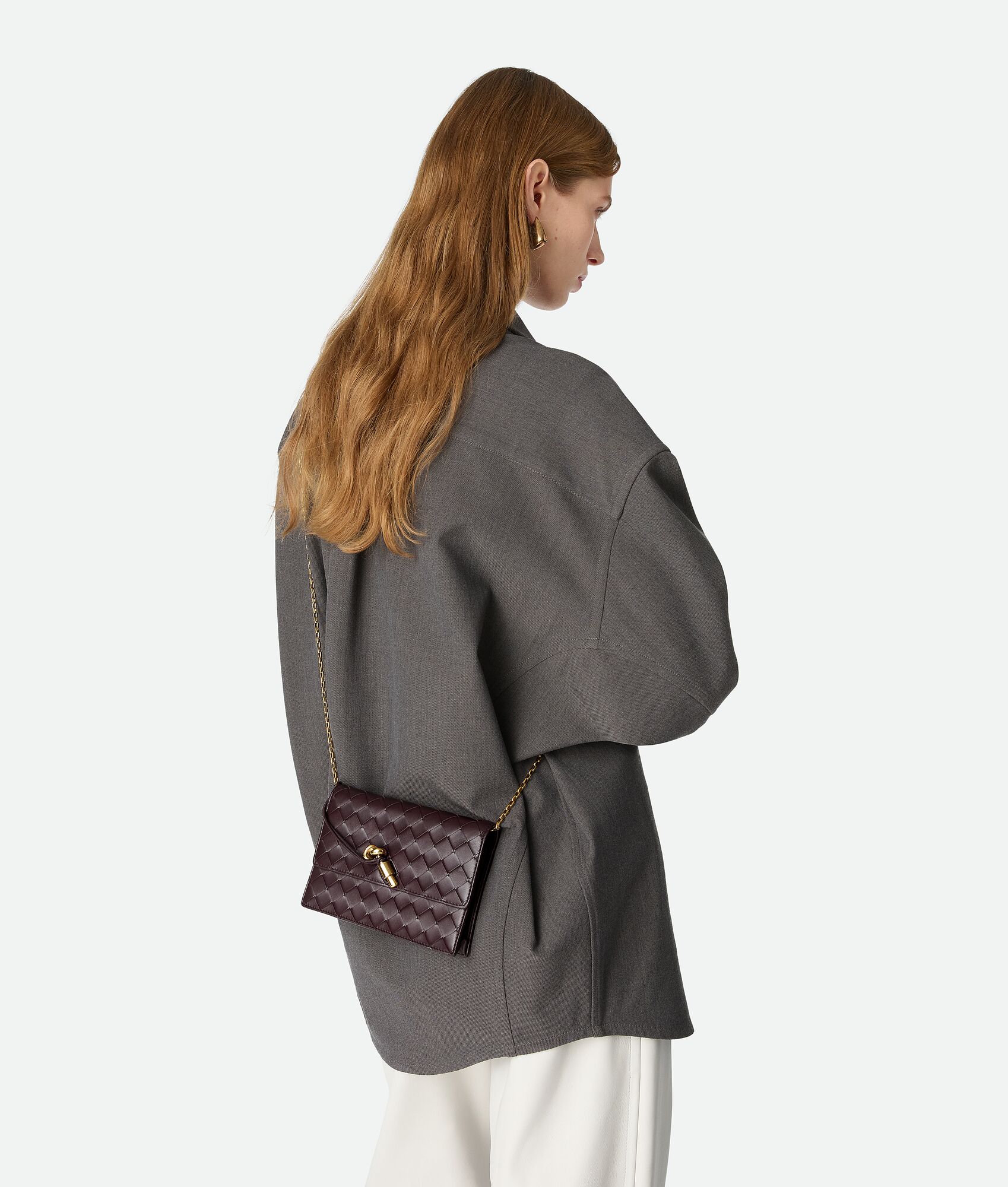 30代の女性に人気のお財布ショルダーおすすめ|BOTTEGA VENETA(ボッテガ・ヴェネタ)