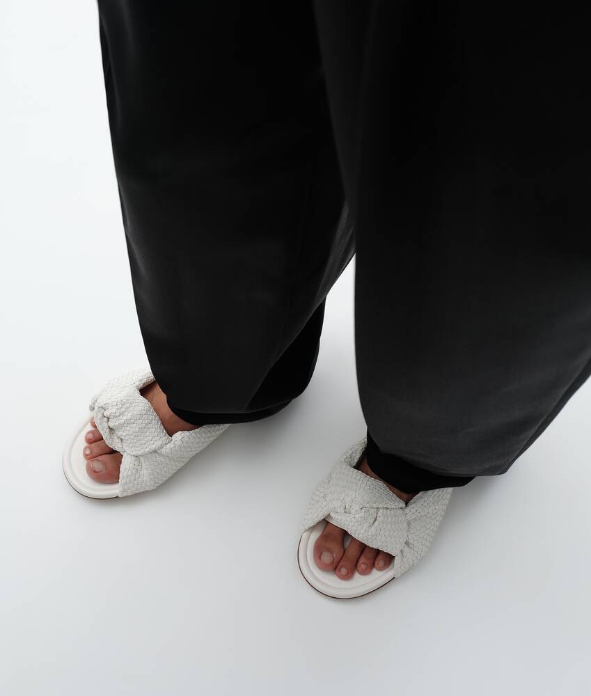 Mule plana Cherry para Mujer en Alabaster Bottega Veneta Estados Unidos ES - Image 2