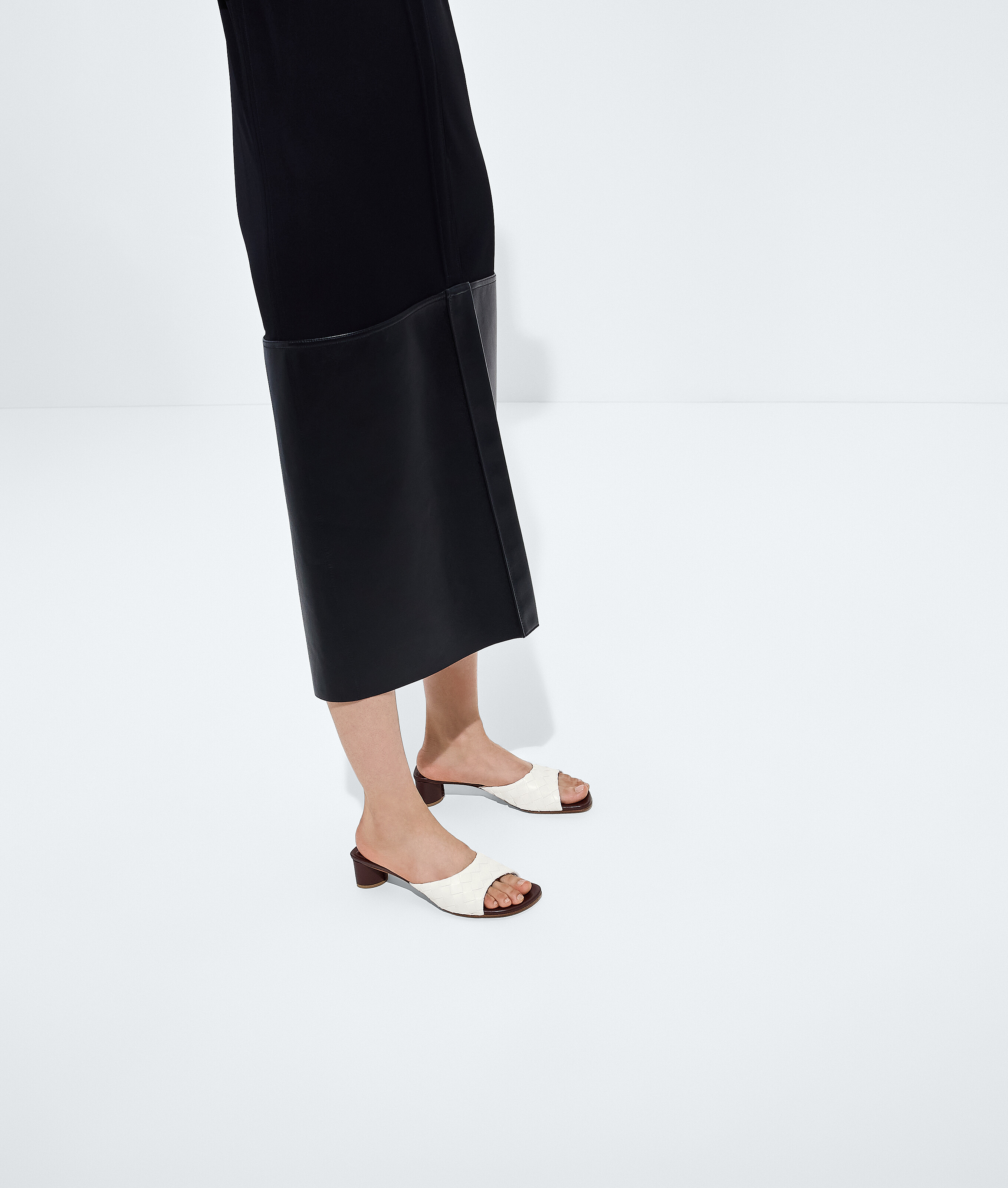 Livia Mules für Damen in Alabaster cioccolato Bottega Veneta Österreich DE - Image 2