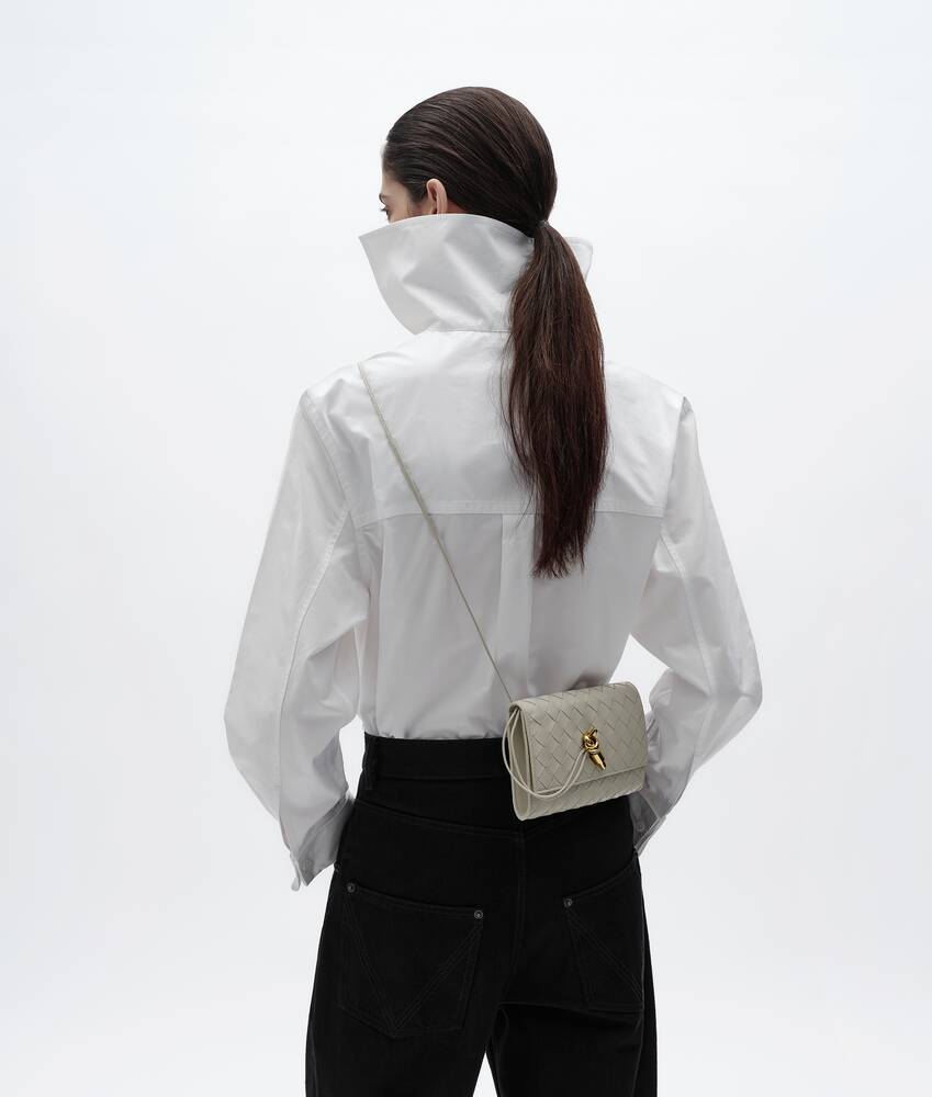 Pochette &agrave; bandouli&egrave;re Andiamo pour Femme en Silica grey Bottega Veneta Luxembourg FR - Image 5