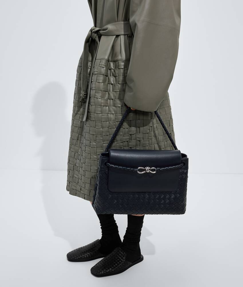Men's Andiamo Messenger in Midnight Bottega Veneta Cyprus EN - Image 2