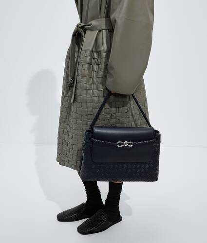 Men's Andiamo Messenger in Midnight Bottega Veneta Cyprus EN - Image 2