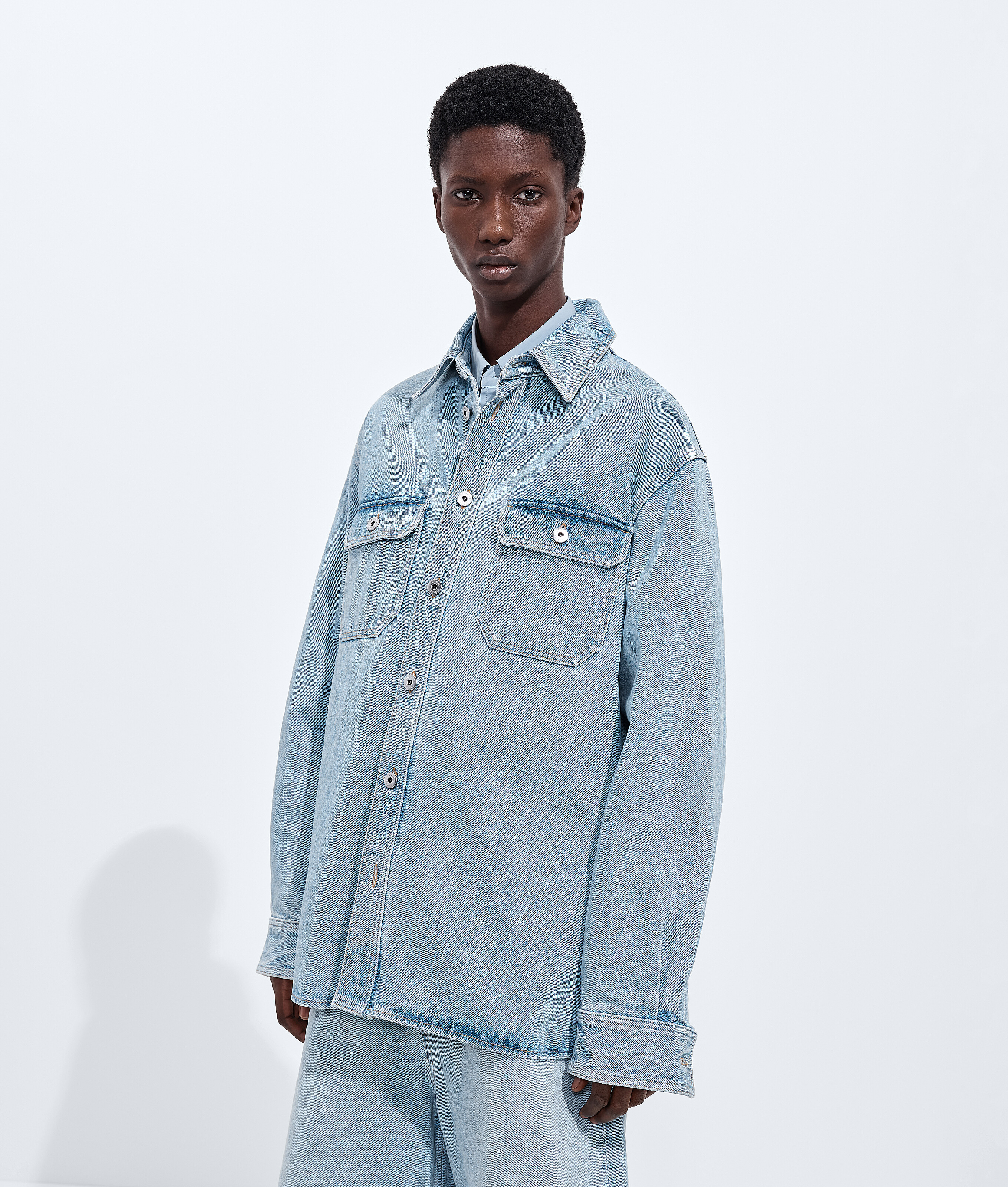 Men's Sky Bleached Denim Overshirt in Light bleach Bottega Veneta Luxembourg EN - Image 2